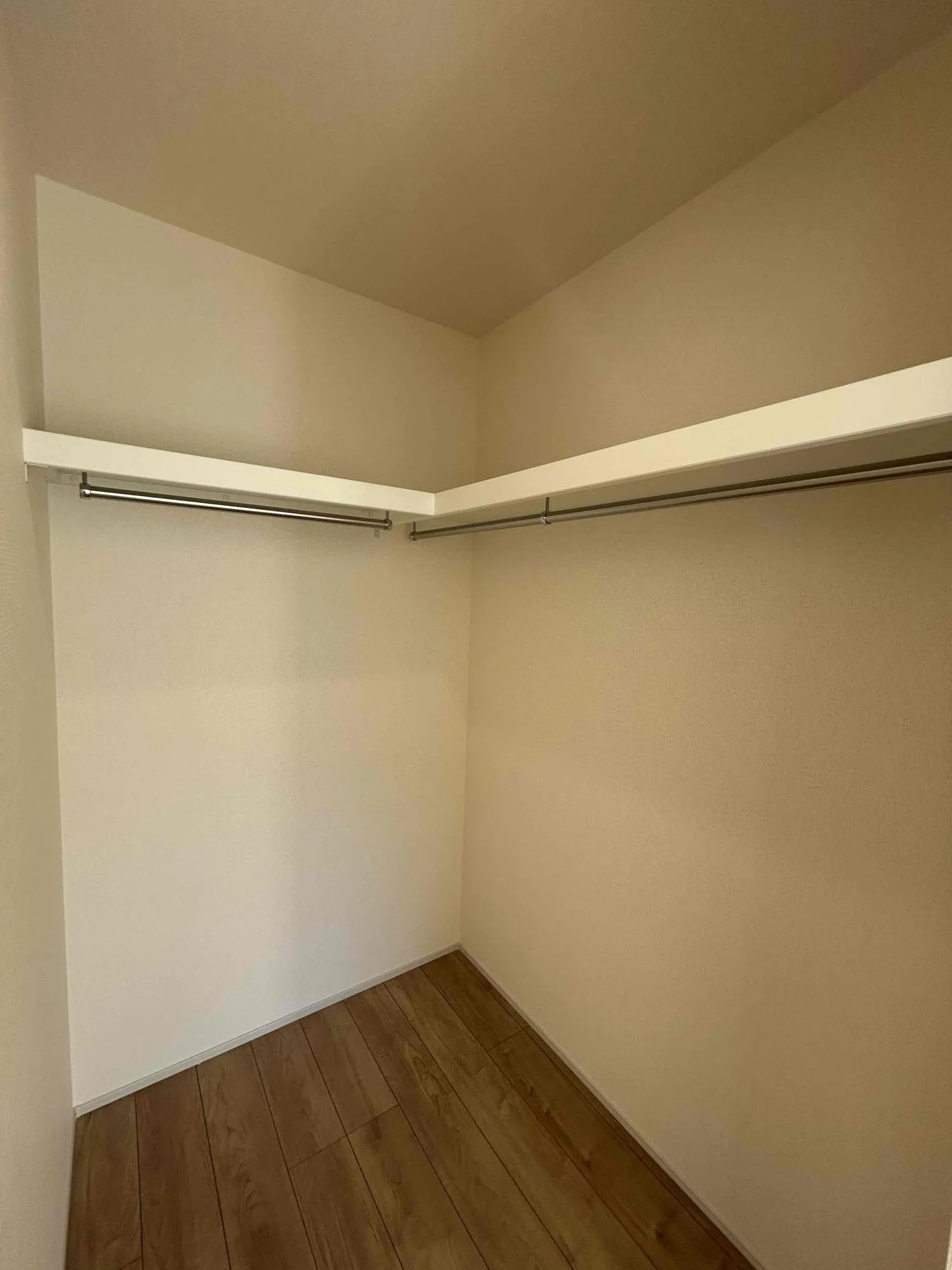 2号棟 主寝室WIC
主寝室にはウォークインクローゼットを完備しております。
奥行もあり、たくさんの洋服を収納出来ます!