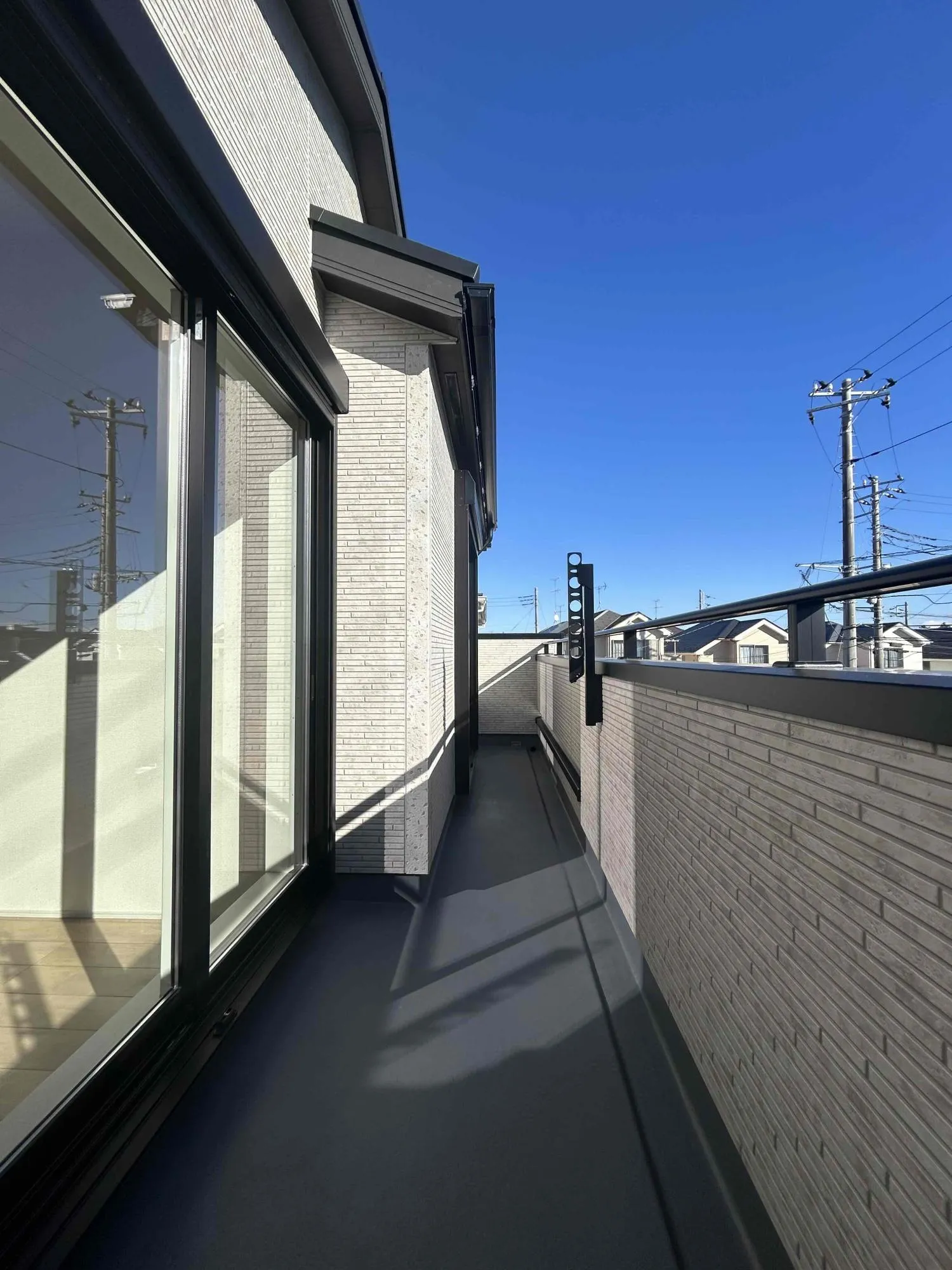 2号棟 バルコニー
日当たり良好なのはもちろん、主寝室・洋室の2つの窓から出られる仕様は嬉しいと主婦の皆様から言われます。また、広くバルコニーを取っているので洗濯物を干すのも楽です