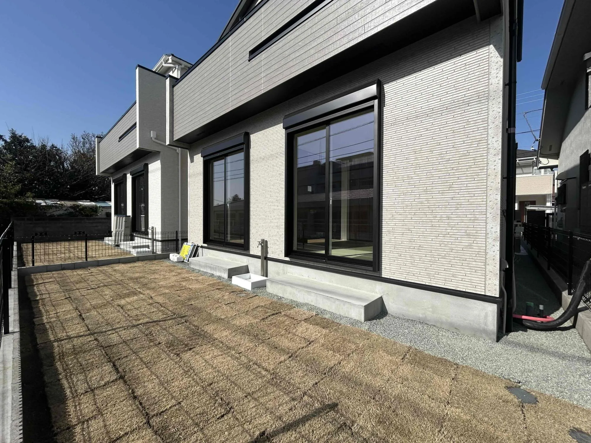 お庭も広く、休日は庭先でバーベキューや夏には簡易的なプールで楽しめます。