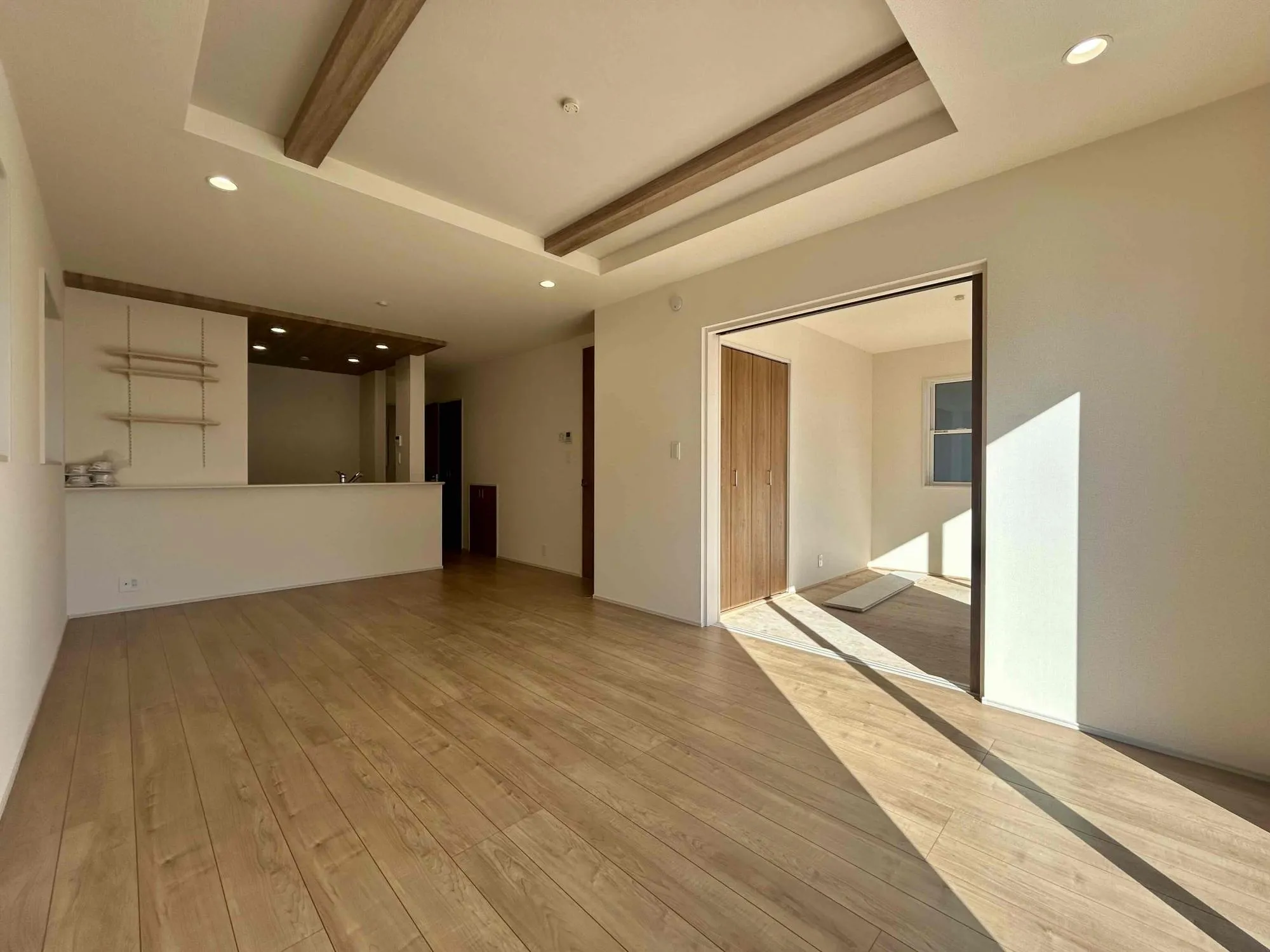 2号棟 LDK
広々とした17帖のLDK。南向きにあるため日当たりは良好。日中は電気をつけなくても明るい空間になっております。