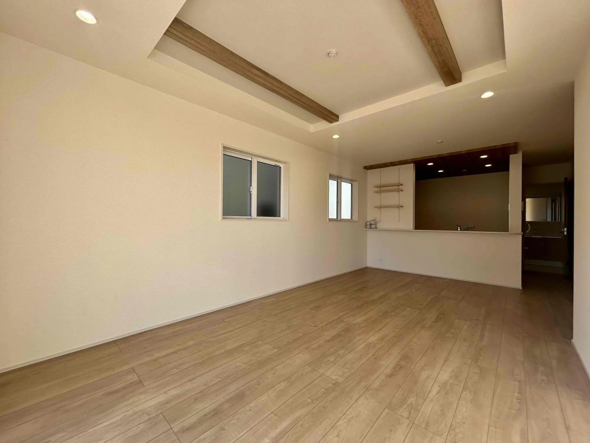 2号棟 LDK②
対面式カウンターは料理中もコミュニケーションがとりやすく、リビングで寛ぐご家族との会話も楽しめます。