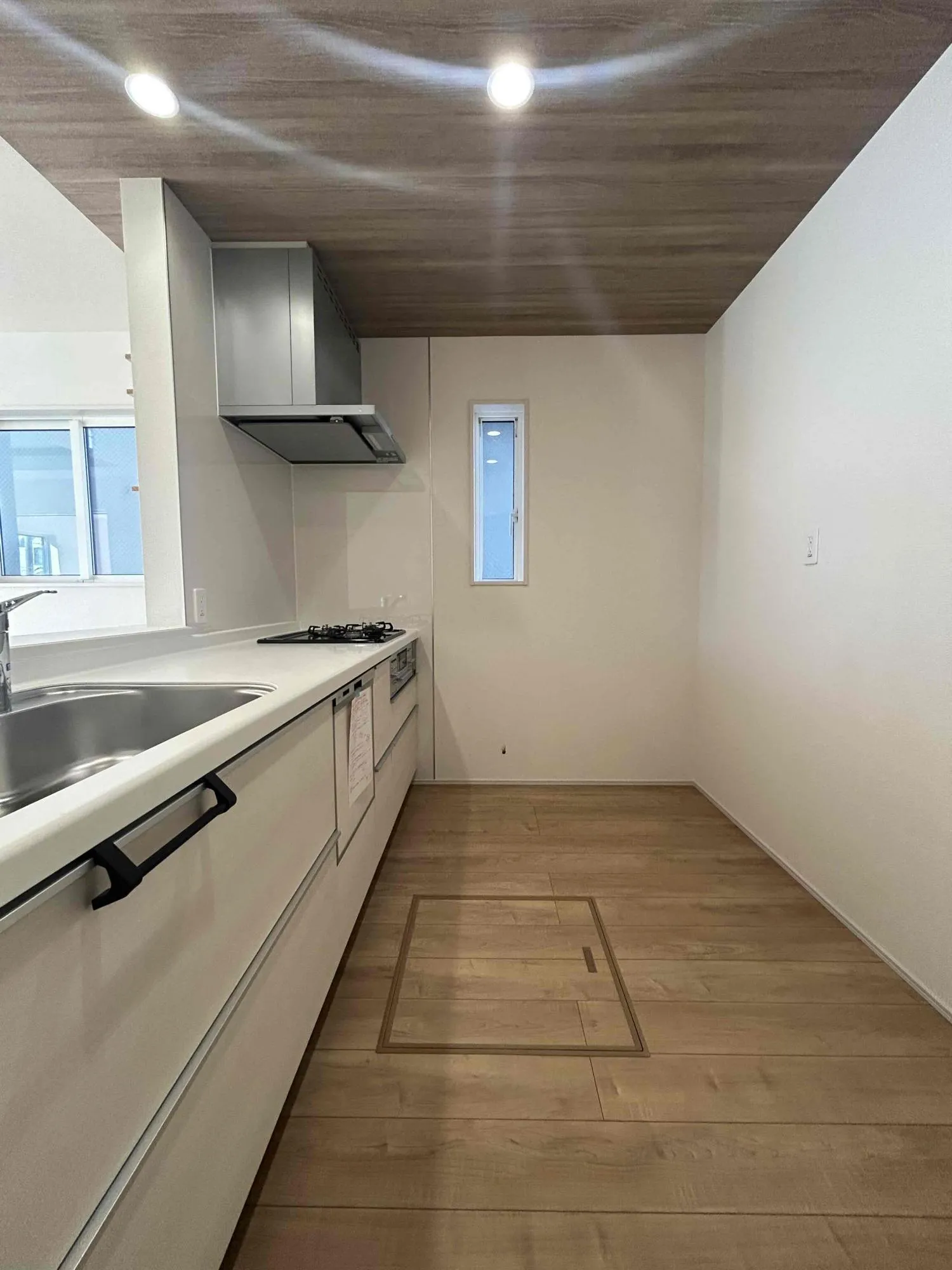 2号棟 キッチン
対面式のカウンターキッチンには食洗器を搭載。家族の様子を見ながら料理が楽しめます