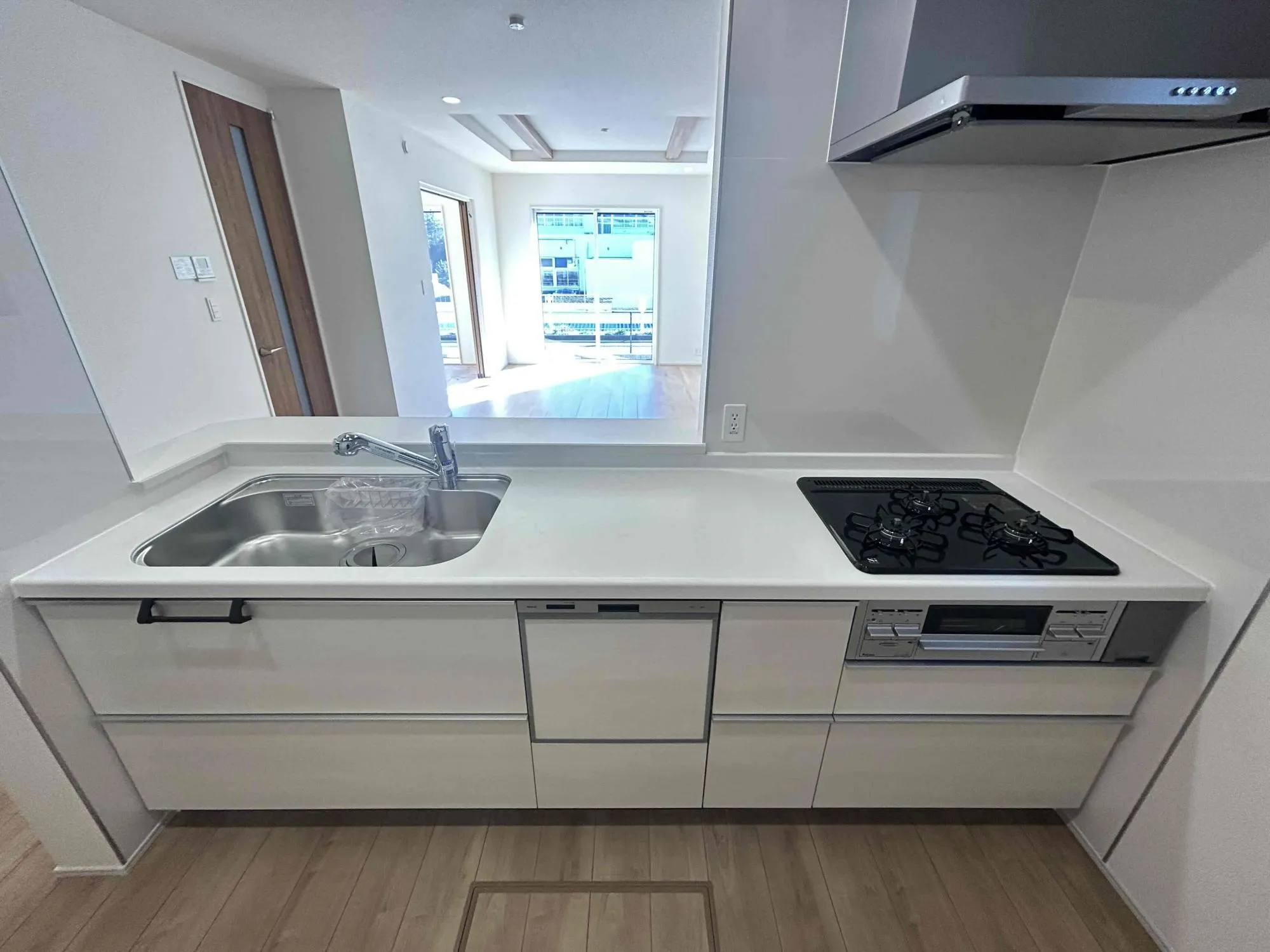 2号棟 キッチン②
忙しいときに活躍する3口コンロや食洗機を完備しています。ゆとりのあるキッチンなので、お子様と並んでお料理やお菓子作りもできて楽しいおうち時間を過ごせます♪