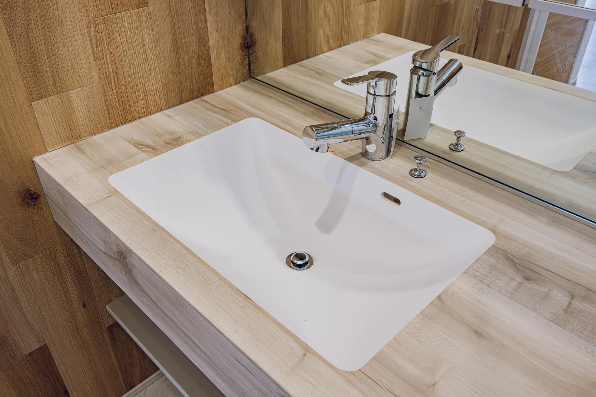 洗面室　見た目の良さだけでなく、耐久性・耐薬品性・耐汚染性に優れ、お手入れのしやすいサニタリーです。