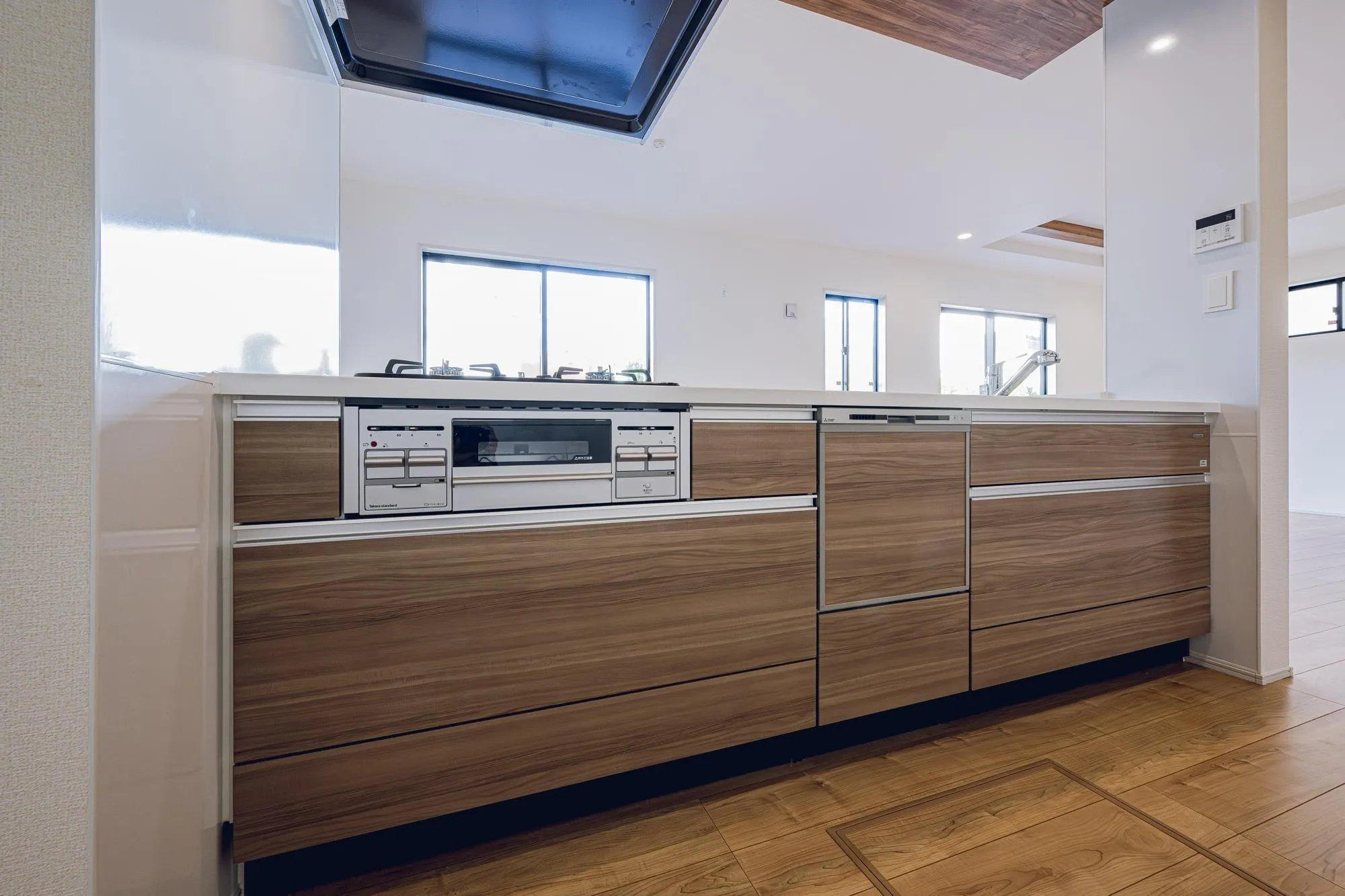 キッチンはフルオープンタイプ。視界を遮るものがないため、広さを一層感じられます。
