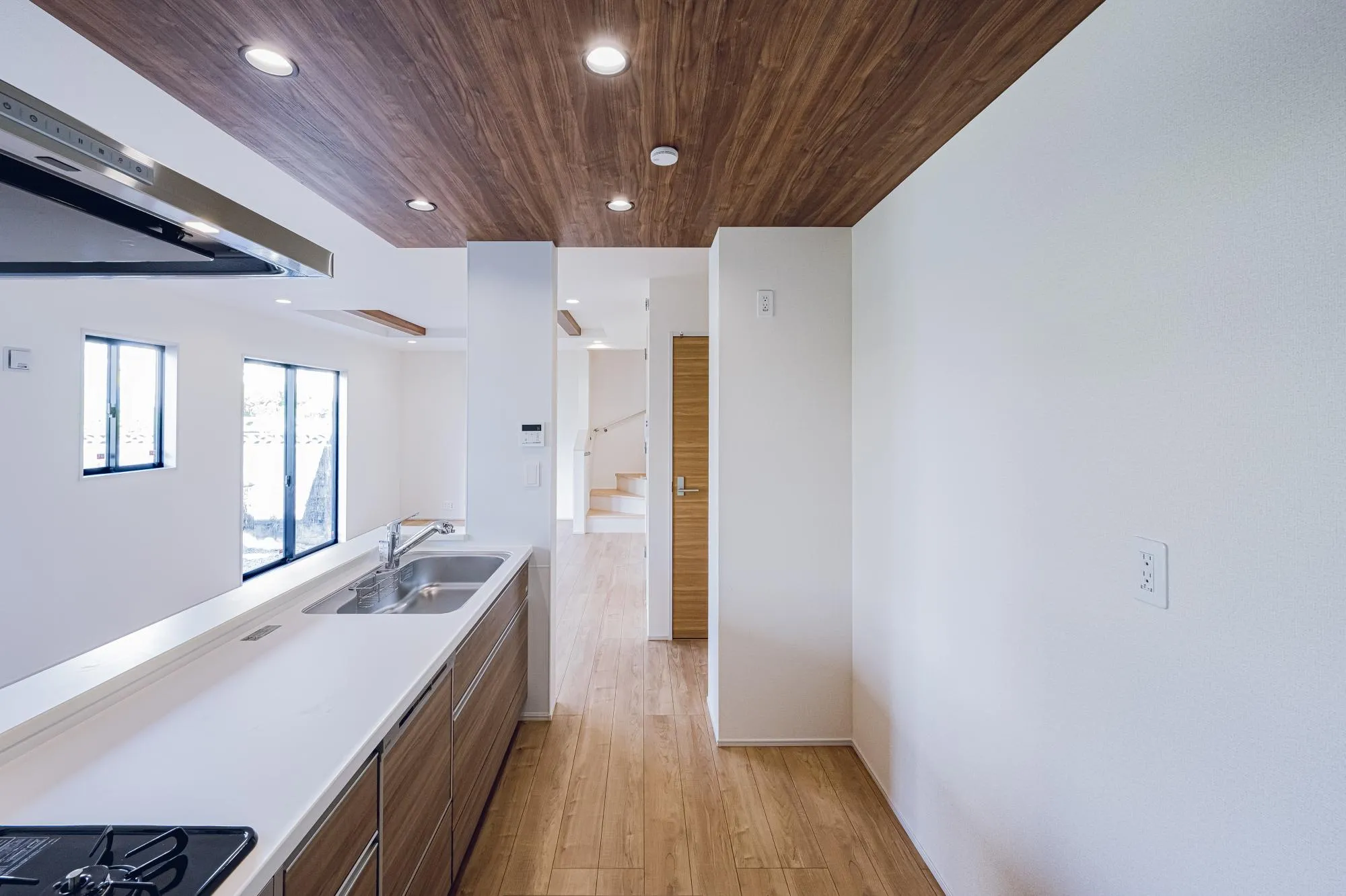 キッチンのポップアップ天井も、オシャレな印象を与えてくれます。
