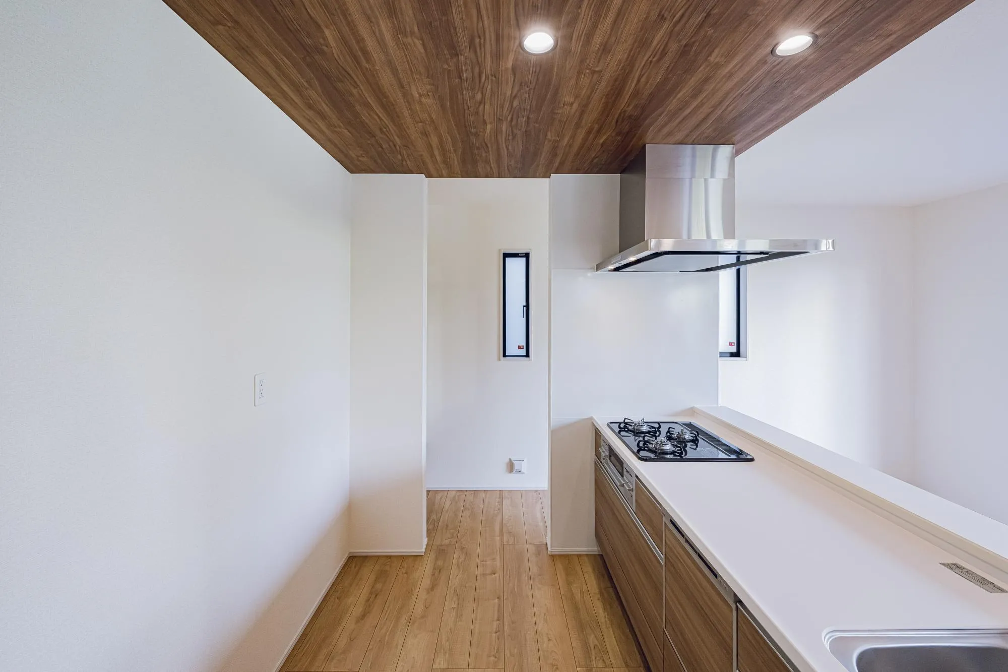 外の光と空気が入るキッチンの小窓がかわいい。	