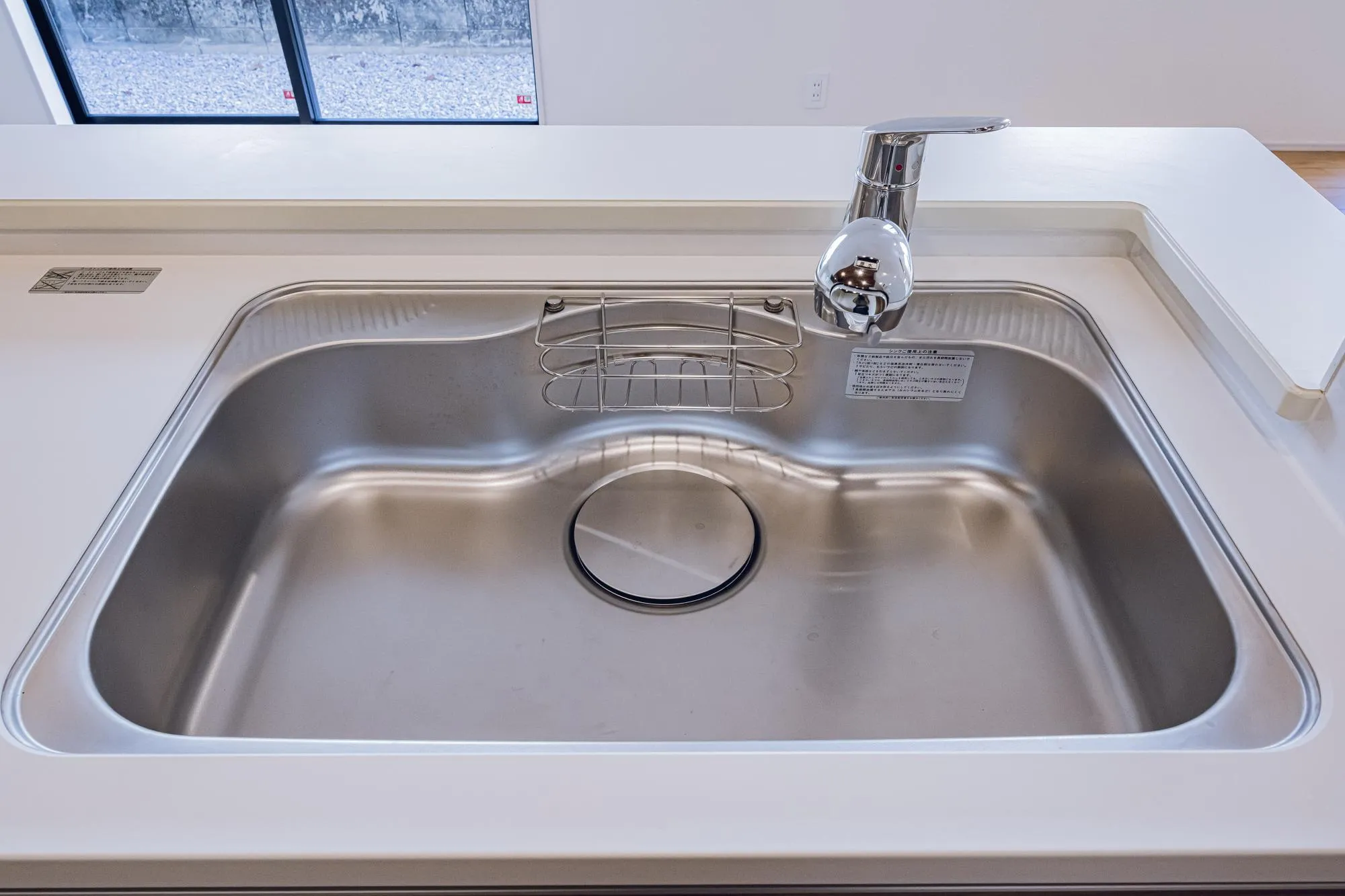 蛇口一体型浄水器を採用!
大きなフライパンも楽々洗える大きめシンクも注目してください!!
