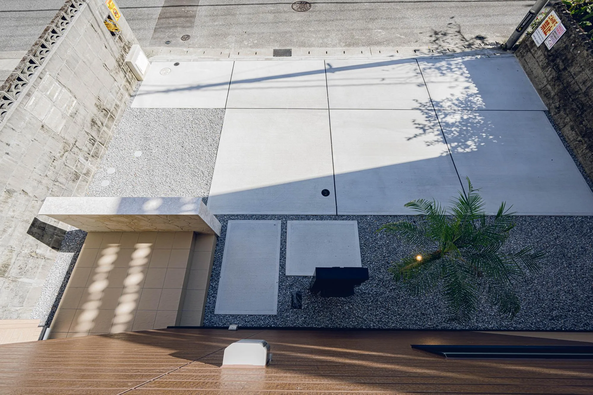 バルコニーからカースペースを見下ろす。