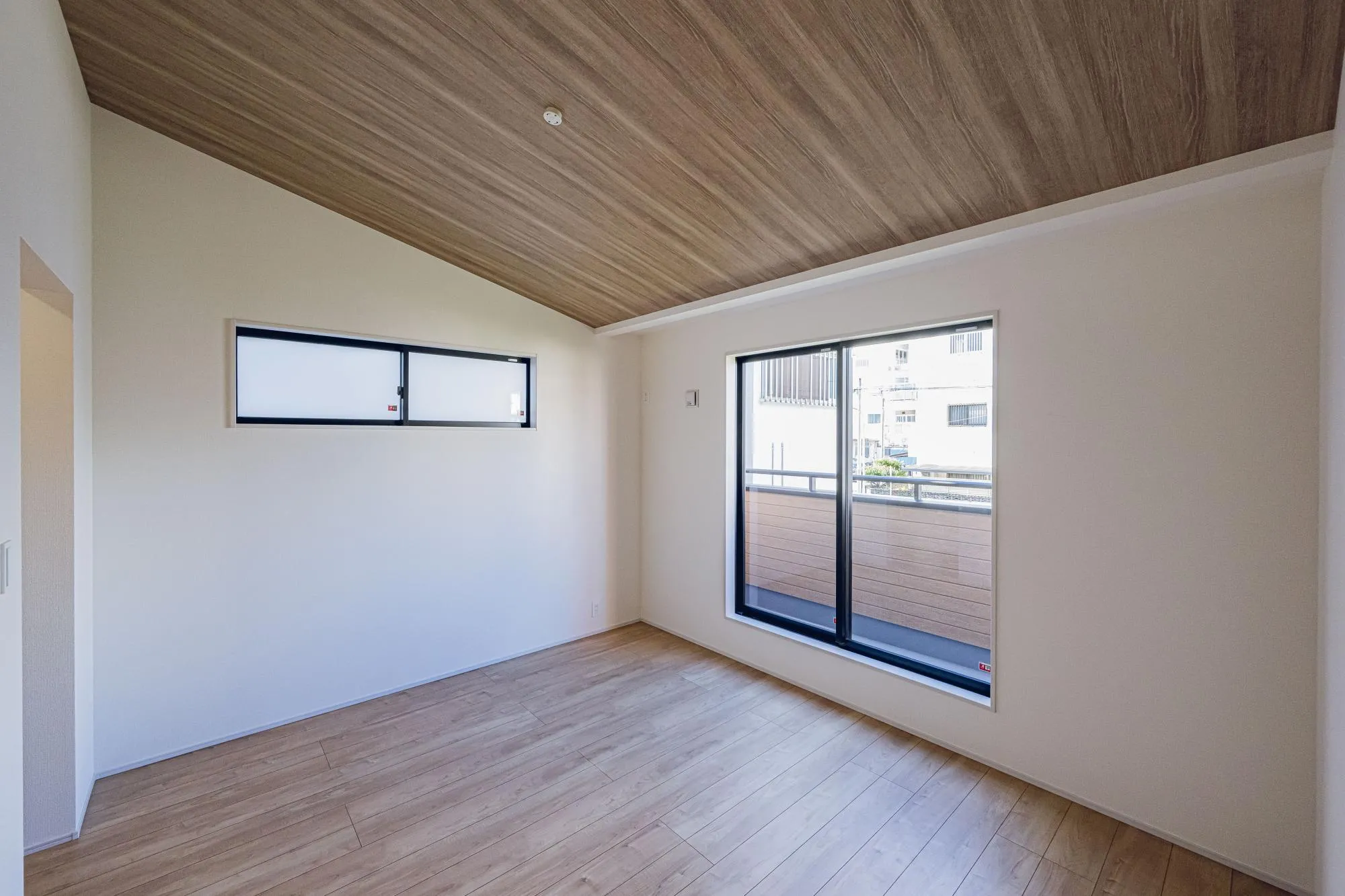 洋室:7.0帖　勾配天井