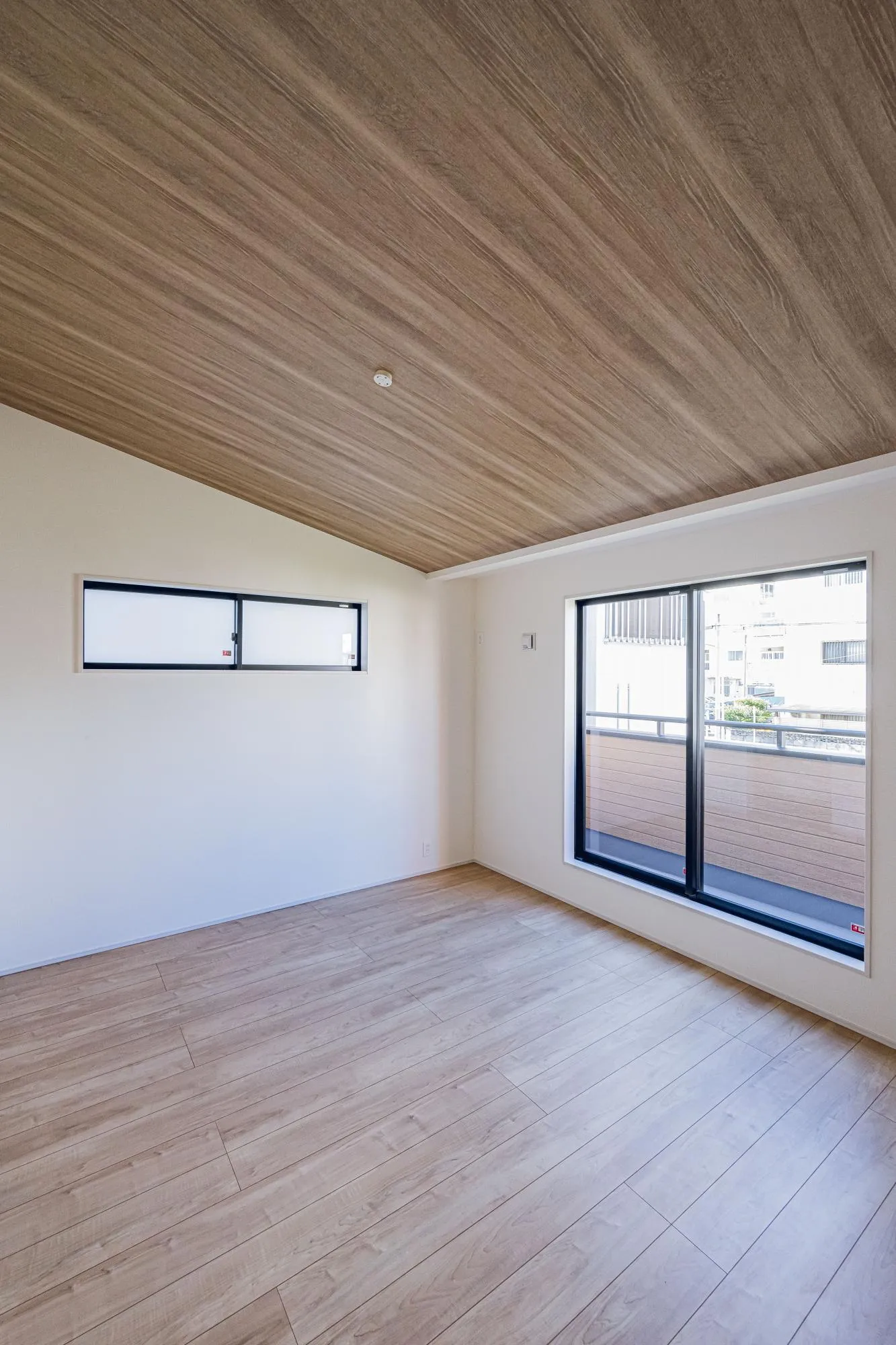 洋室:7.0帖　勾配天井