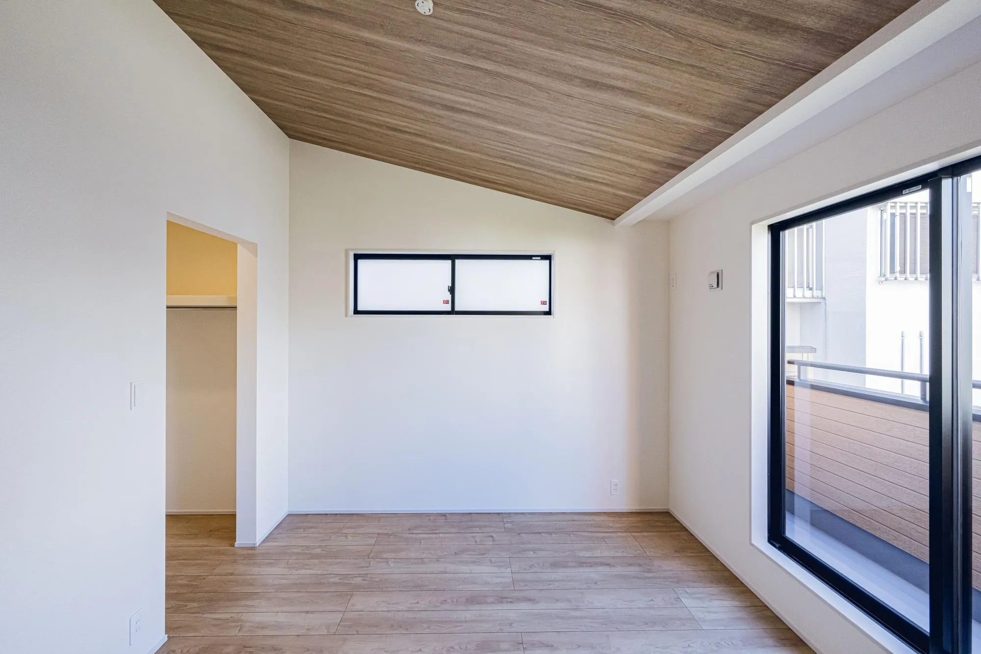 洋室:7.0帖　勾配天井