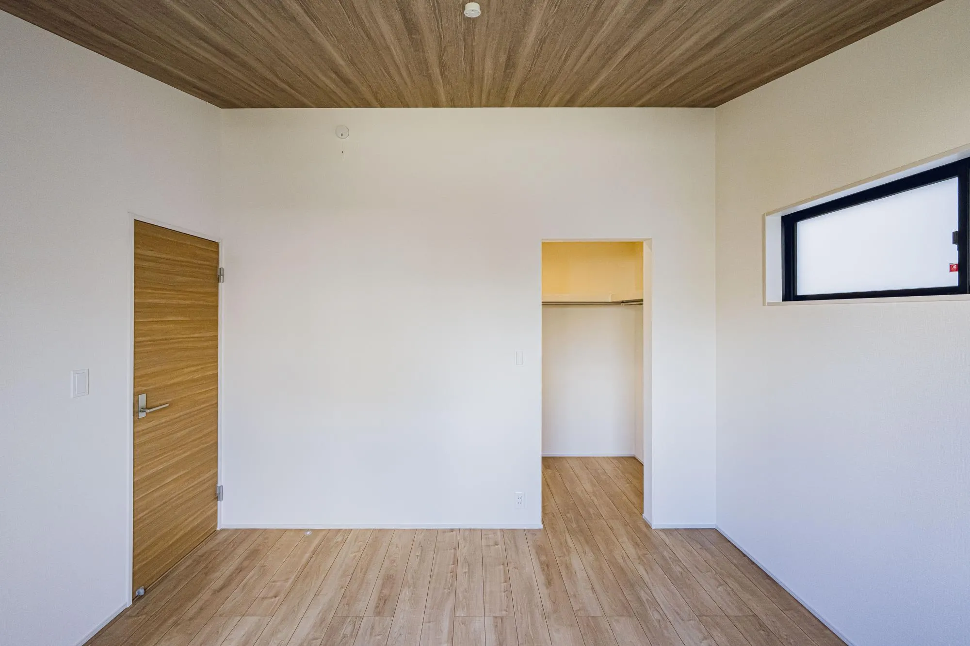 洋室:7.0帖　勾配天井