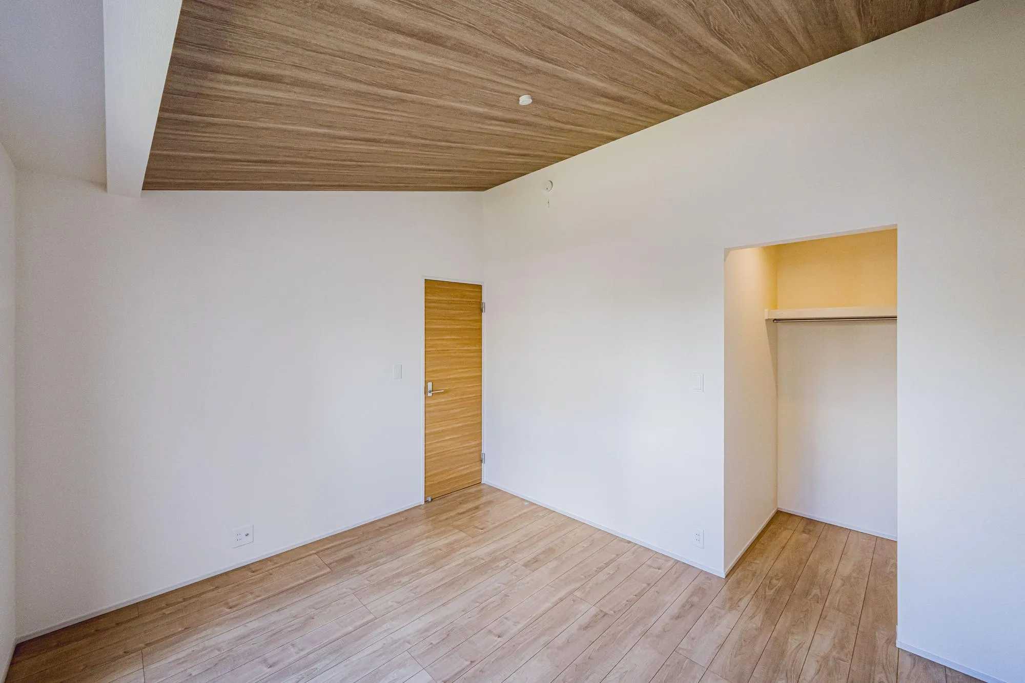 洋室:7.0帖　勾配天井