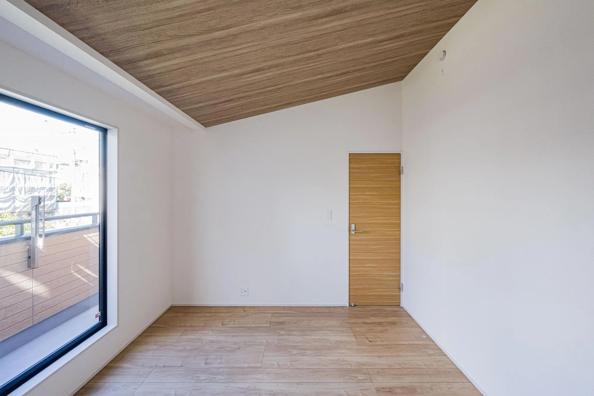 洋室:7.0帖　勾配天井