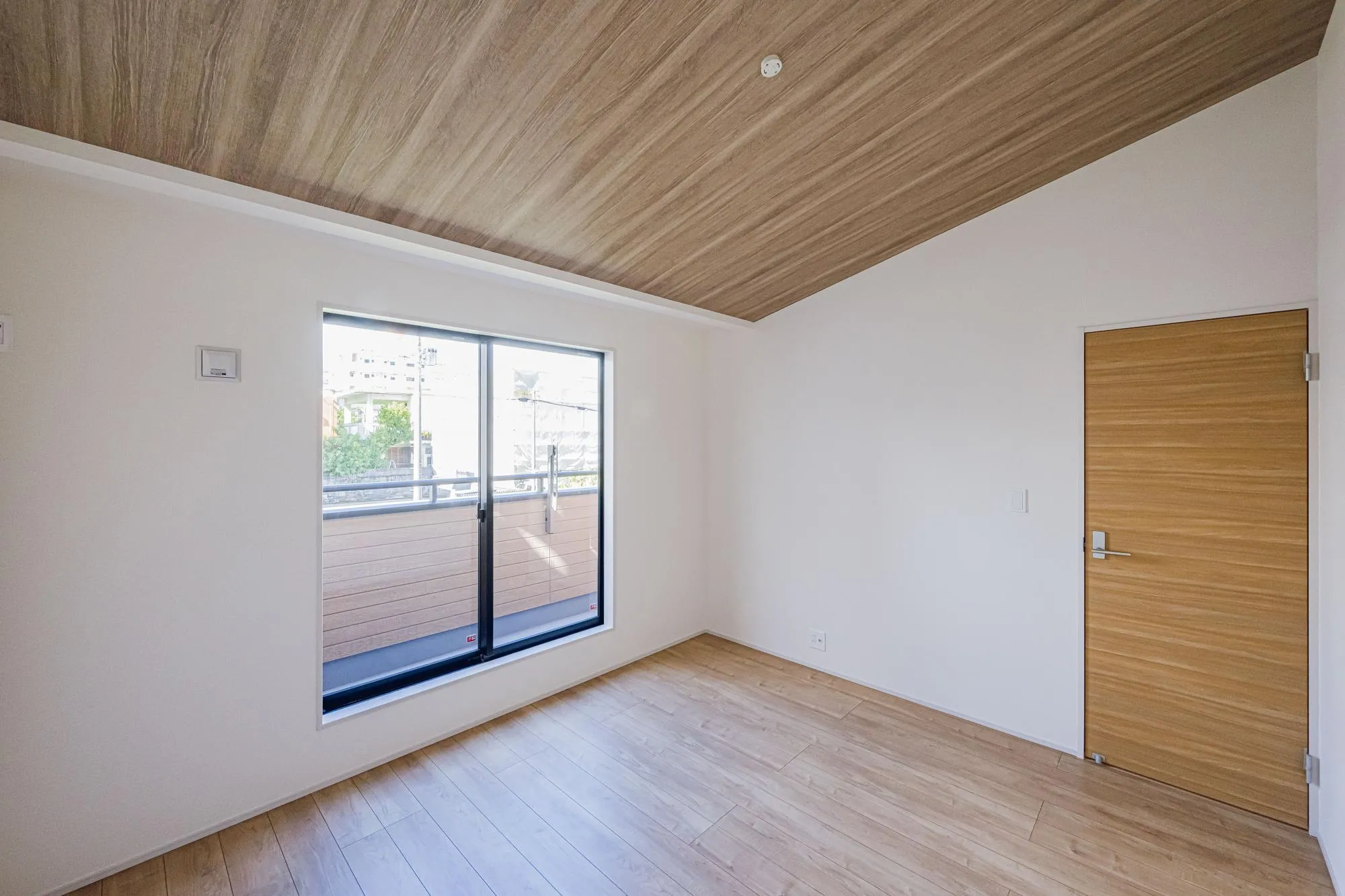 洋室:7.0帖　勾配天井