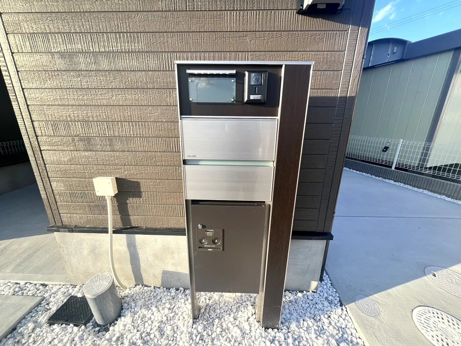 ☆2号棟　玄関ポスト☆