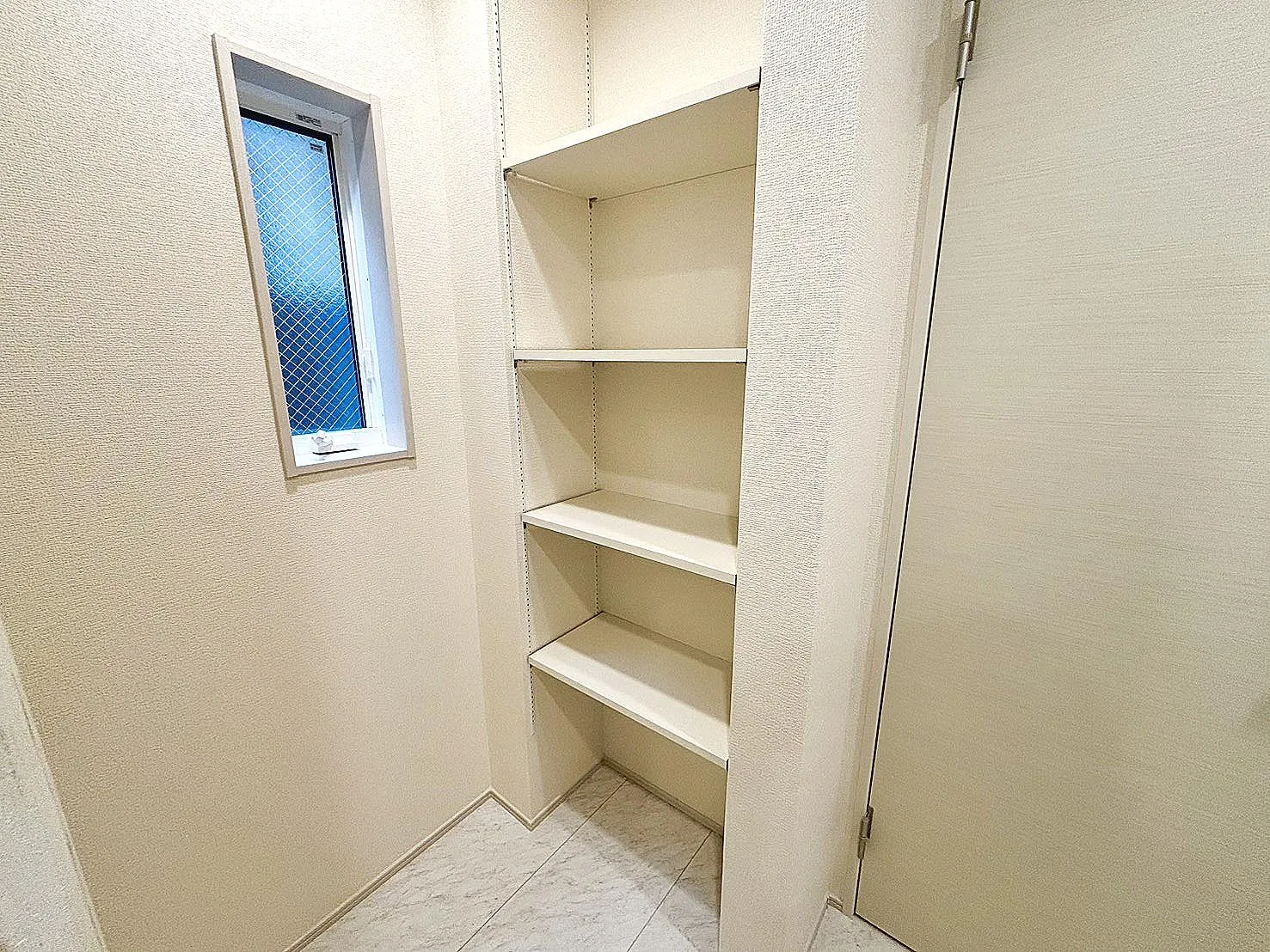 2号棟洗面可動棚収納