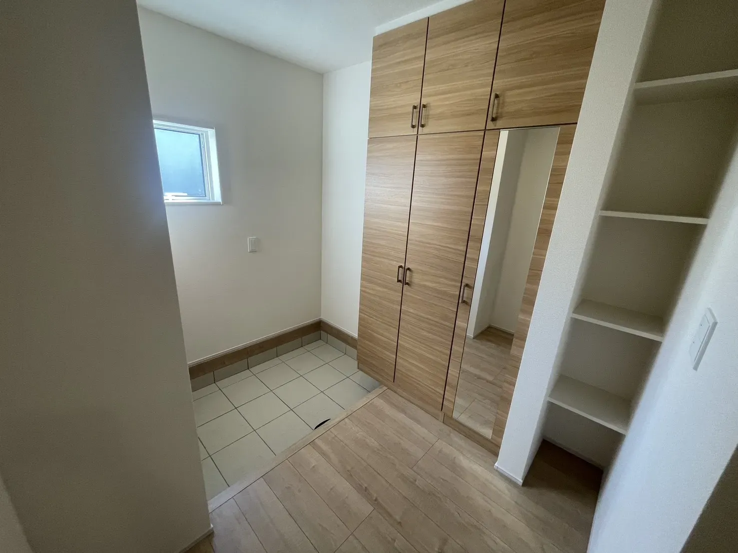 【玄関】
大容量シューズボックスと固定棚があり収納力豊富