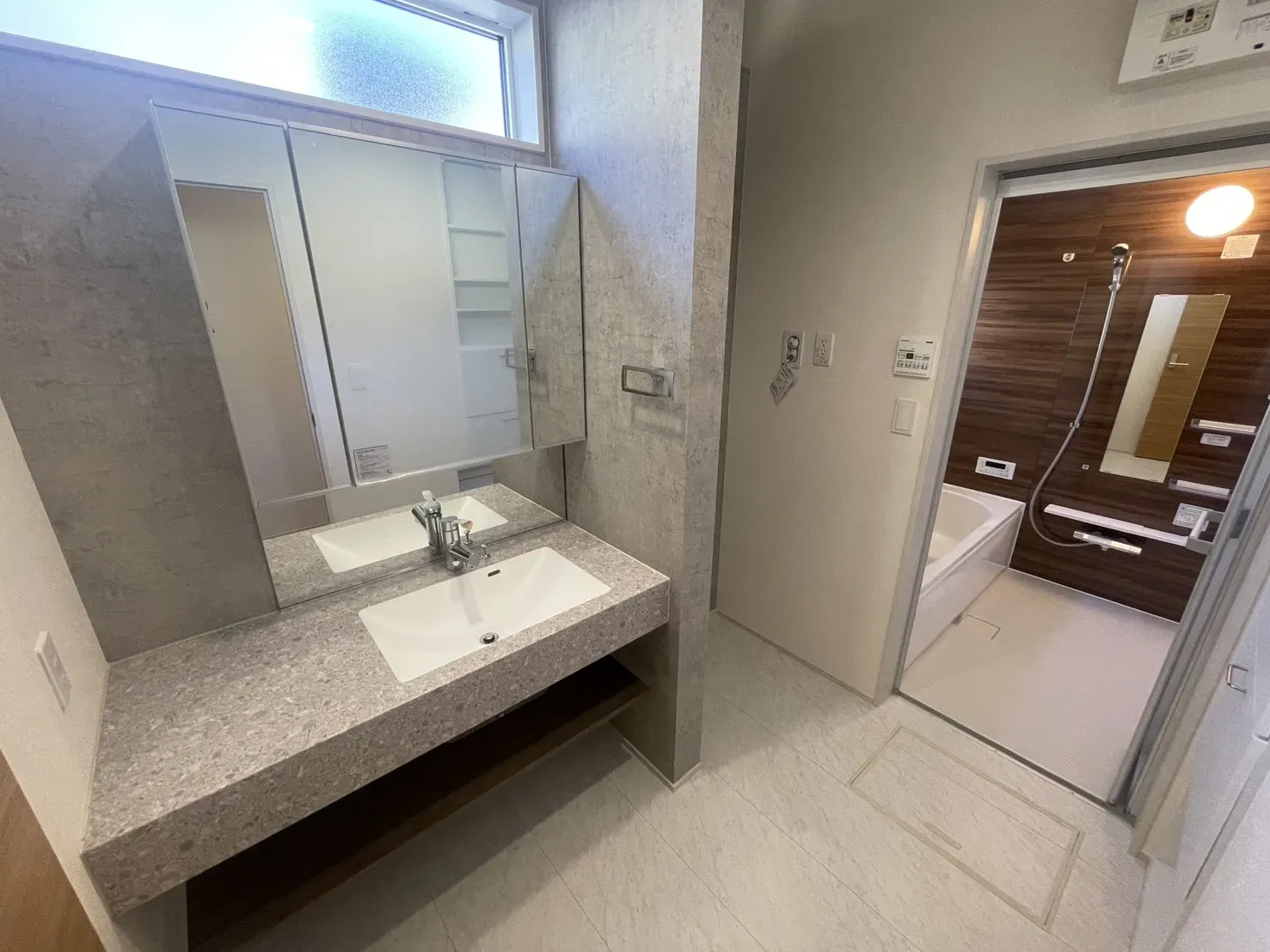 【洗面所】
ワイドタイプの洗面台は機能性もデザイン性も高いです!