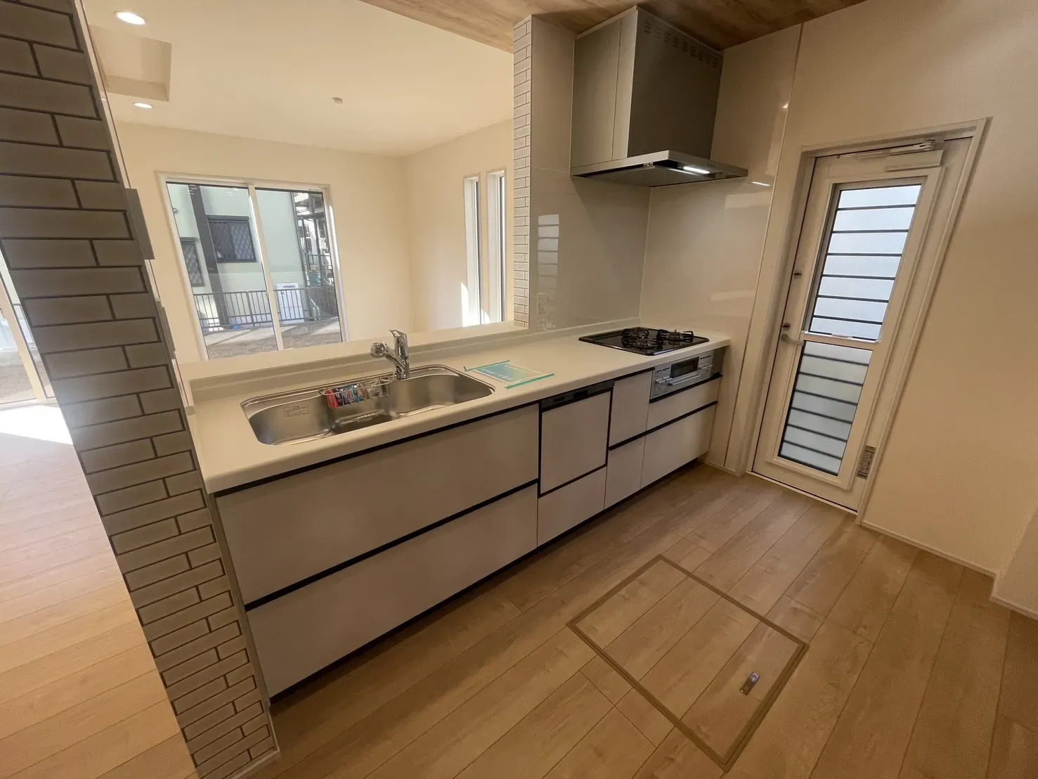 【キッチン】
対面式キッチンは家族と会話をしながら料理できます