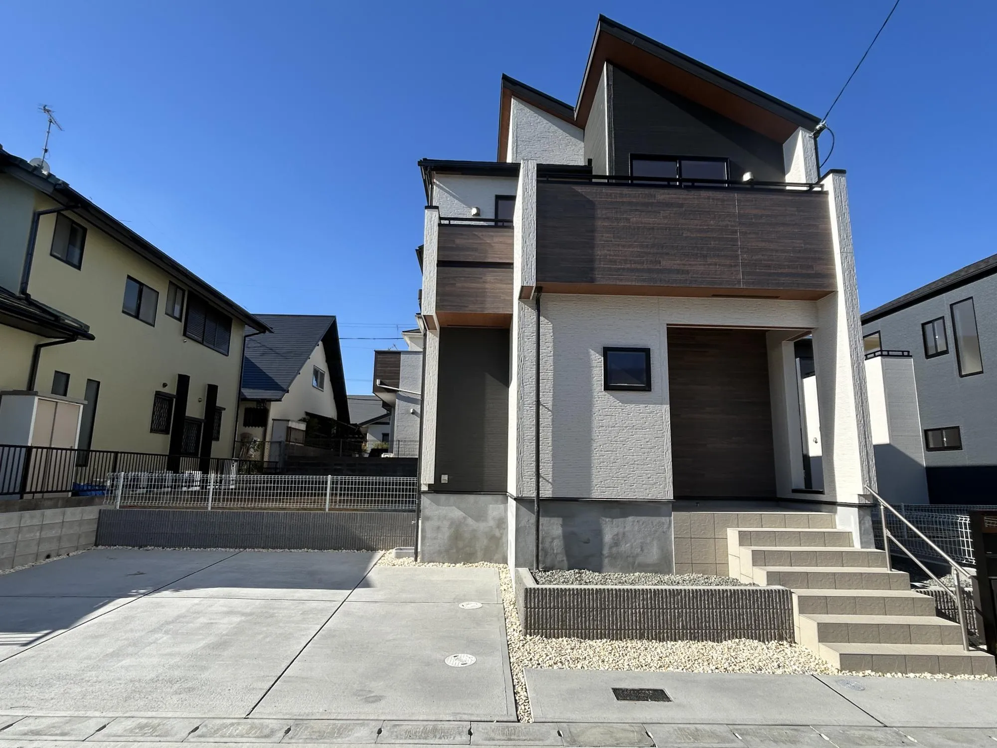 【駐車場】
最大3台の車を駐車する事が出来ます!