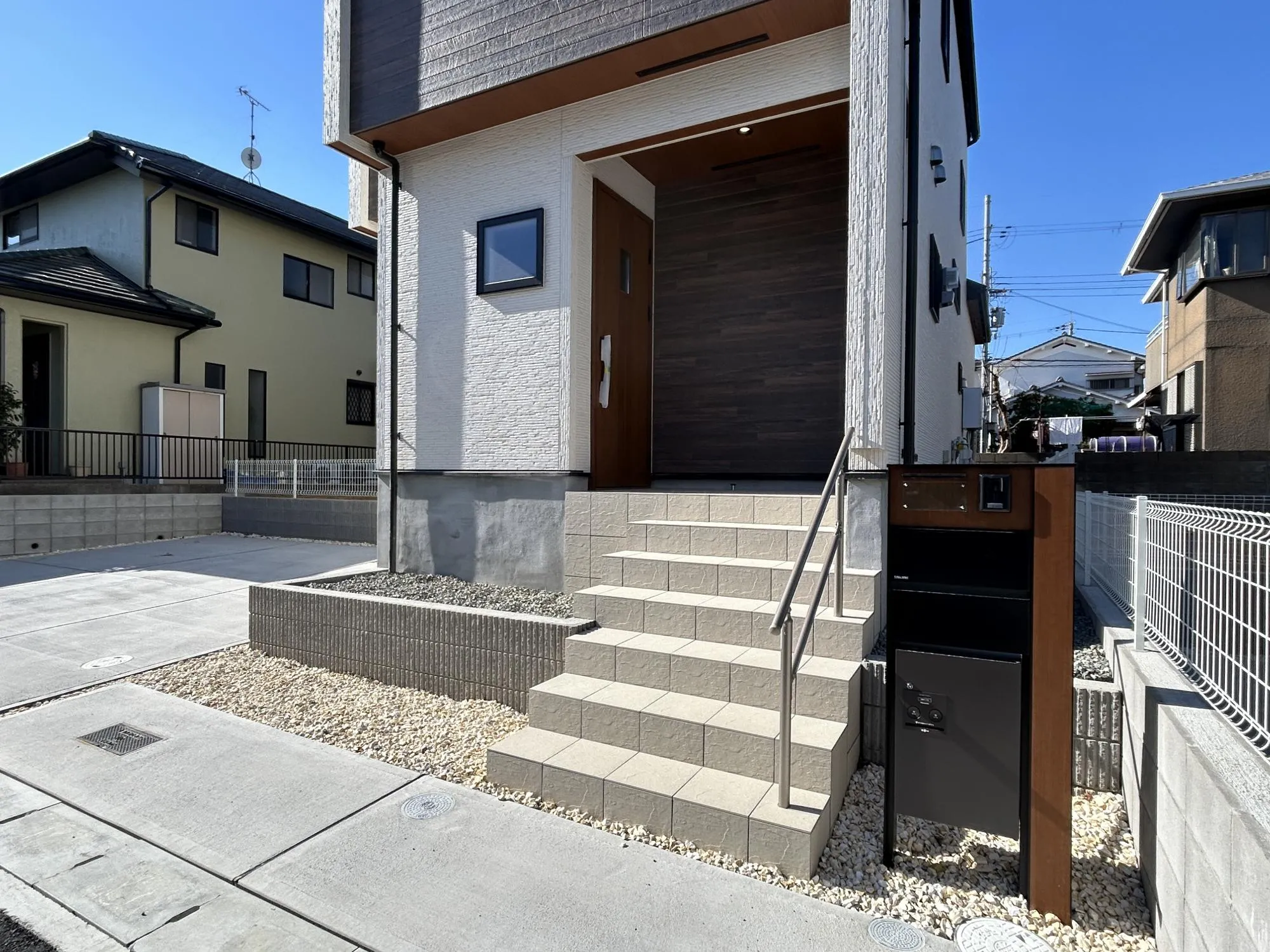 【玄関ポーチ・ポスト】
宅配ボックス付きのポストで不在時でも安心です。