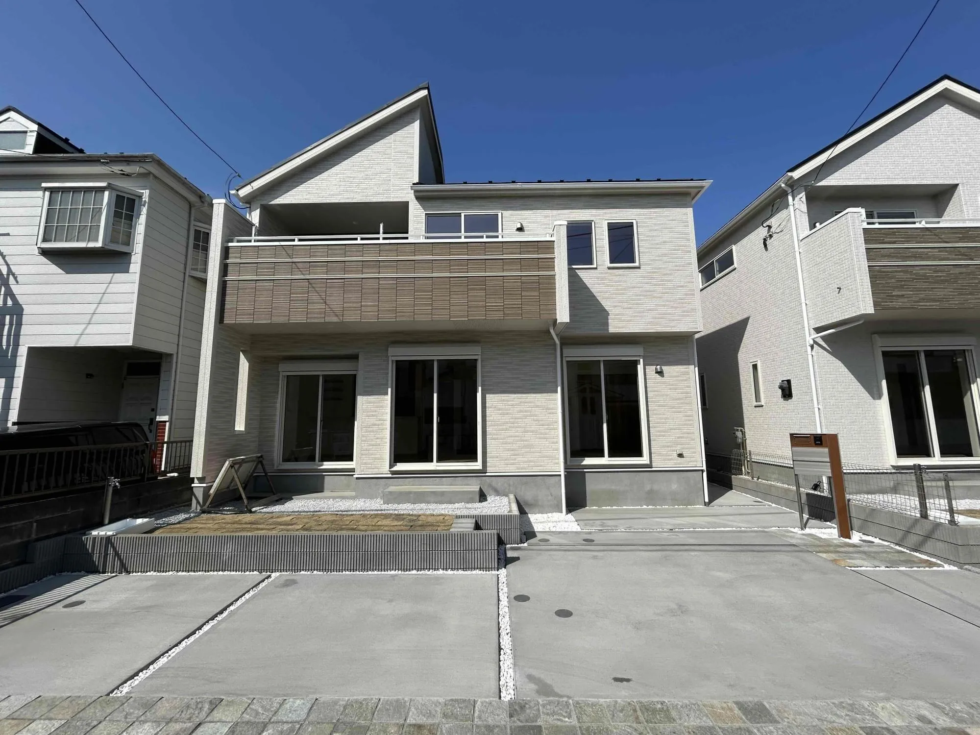 1号棟　外観
南向き物件なので室内には明るい日差しが入ります!
カースペースも広いので駐車も楽々です