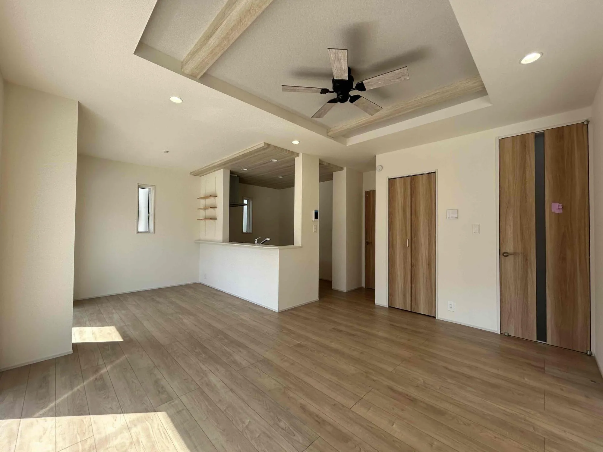 1号棟　LDK(16.0帖)
広々とした16帖のLDK。南向きにあるため日当たりは良好。日中は電気をつけなくても明るい空間になっております。