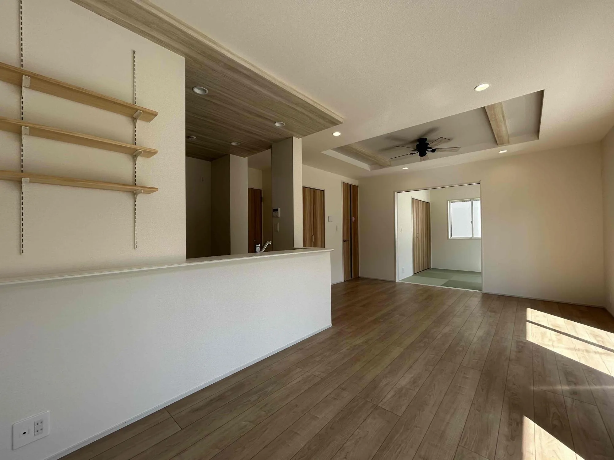 1号棟　LDK(16.0帖)
家族が集うリビングは南向きで明るく、スタイリッシュな折上天井で開放的な空間になっています。