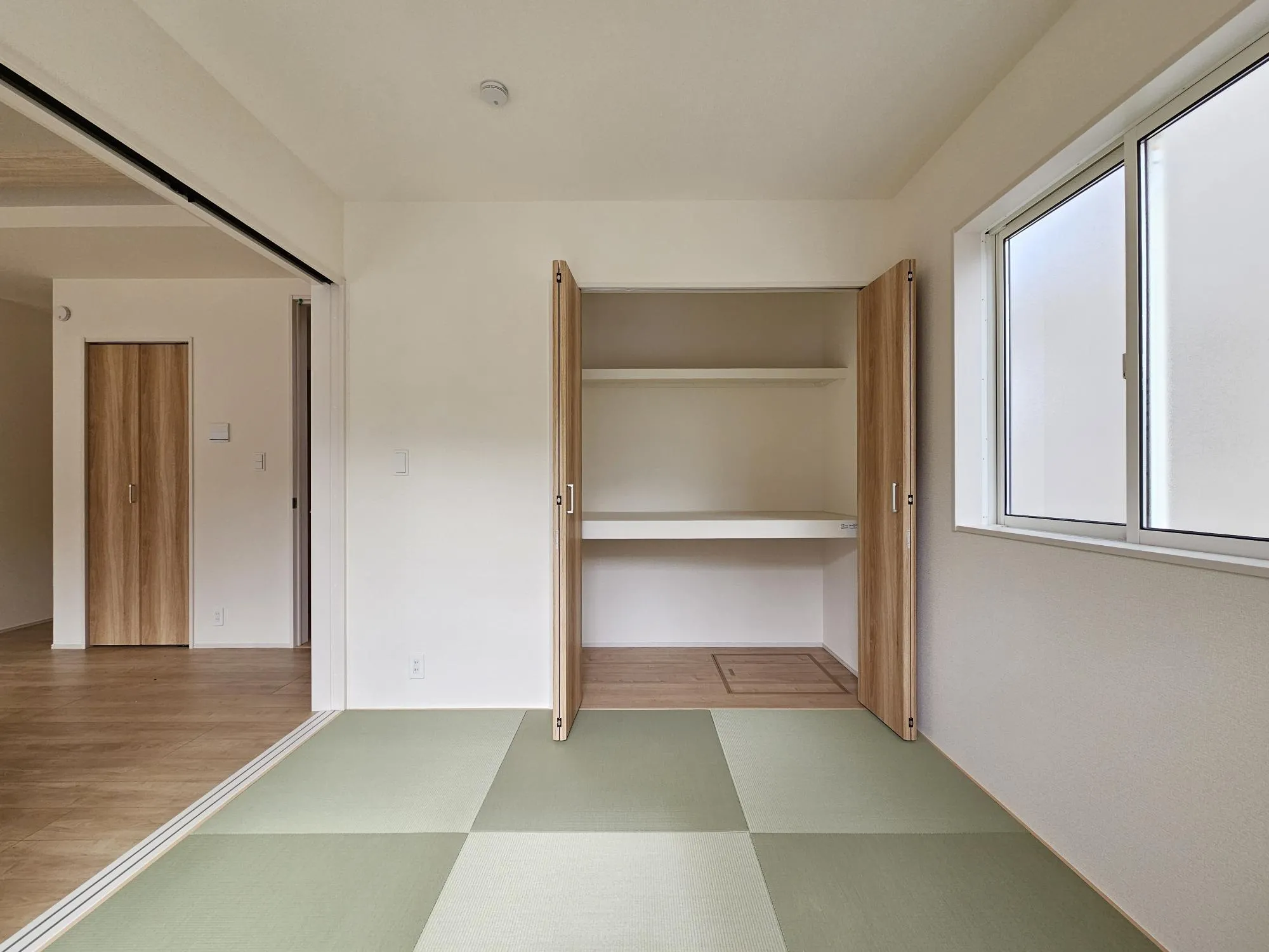 1号棟　和室(4.5帖)
洋室仕様の和室はクローゼット式になっており収納力も豊富です