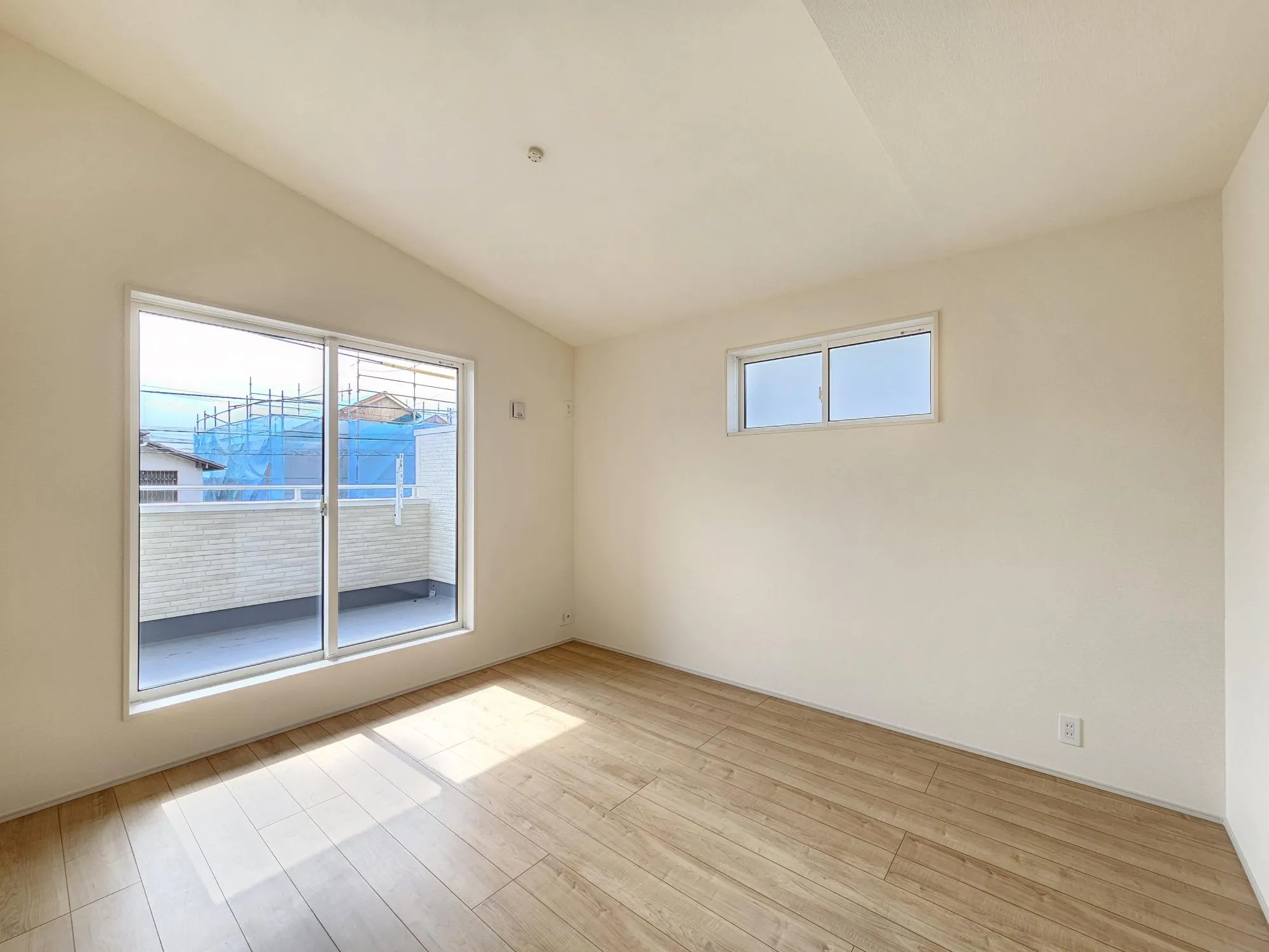 1号棟　主寝室(7.0帖)
主寝室には勾配天井を採用。天井が高いことで開放感のある部屋になっております。