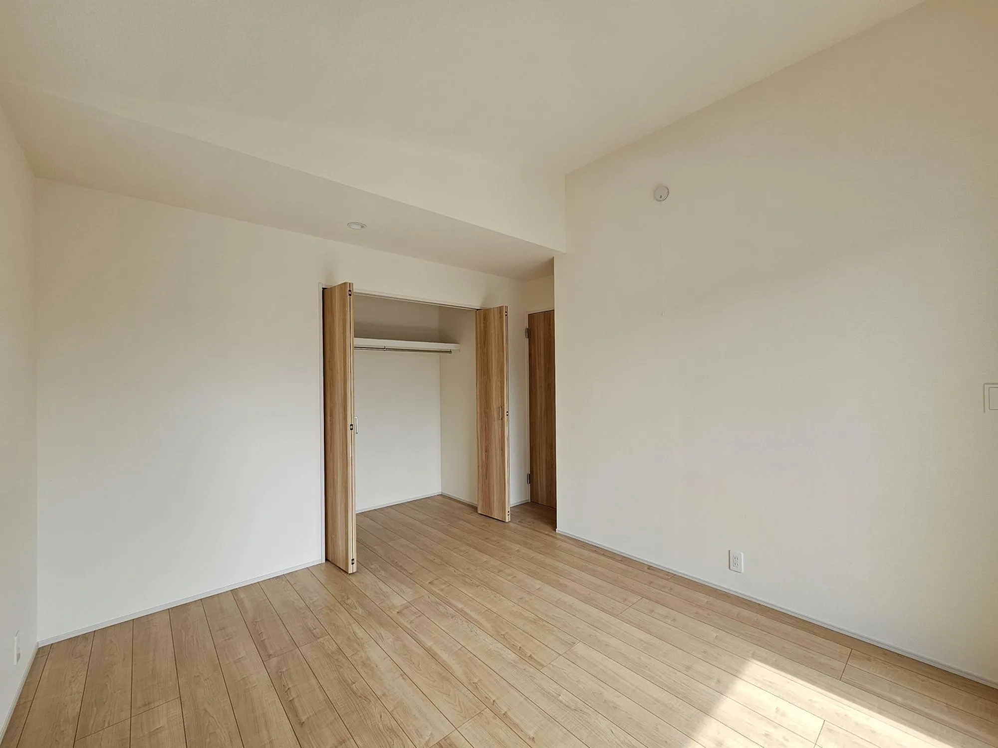 1号棟　主寝室(7.0帖)
バルコニーに面したレイアウトで、心地よい光と風を感じられる空間に。7畳の主寝室はクローゼットも備えており、収納力も十分です。