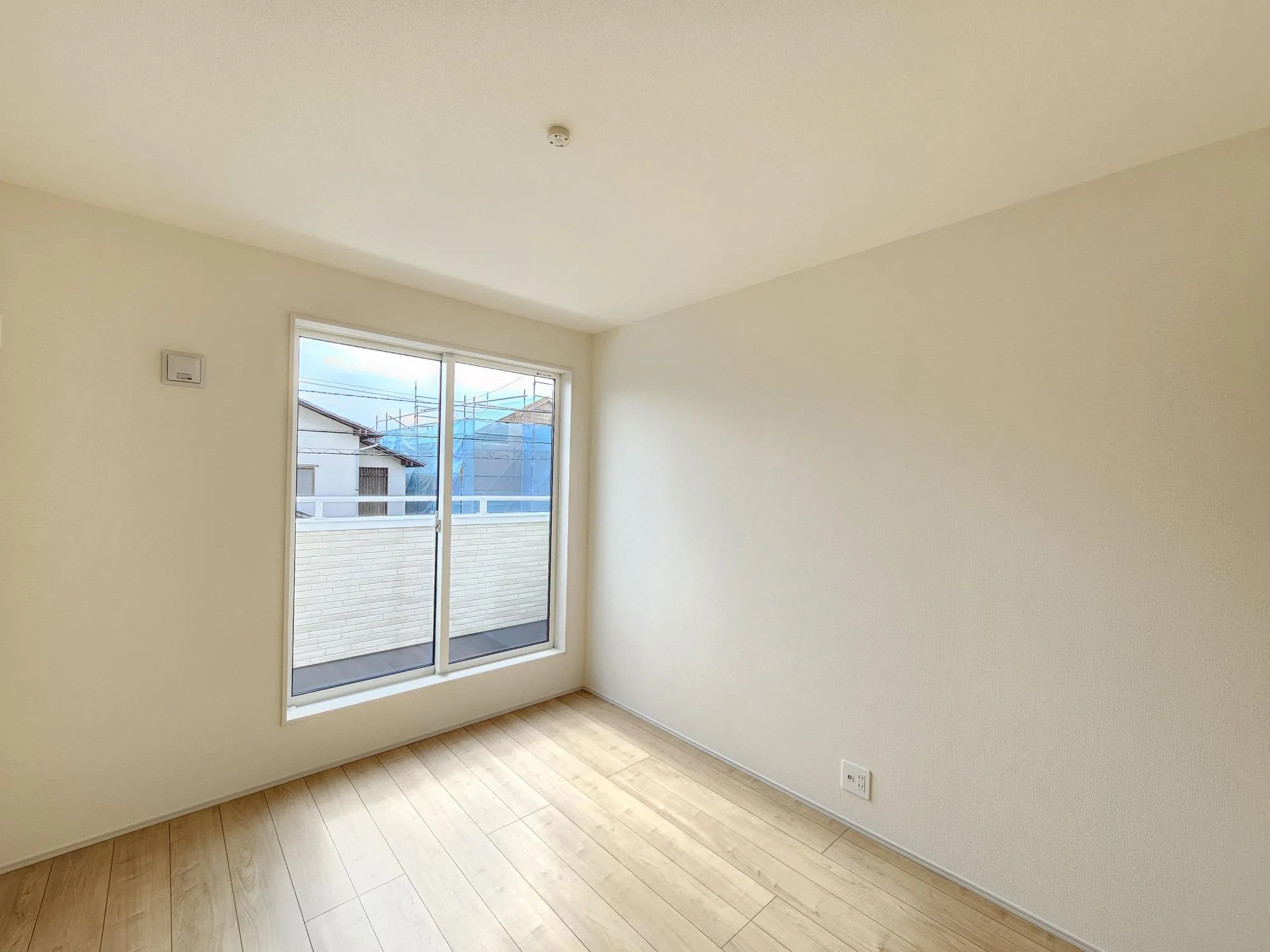 1号棟　洋室①(5.25帖)
南向きなので日当たり良好です。全居室収納付きなので、スペースを広々お使いいただけます