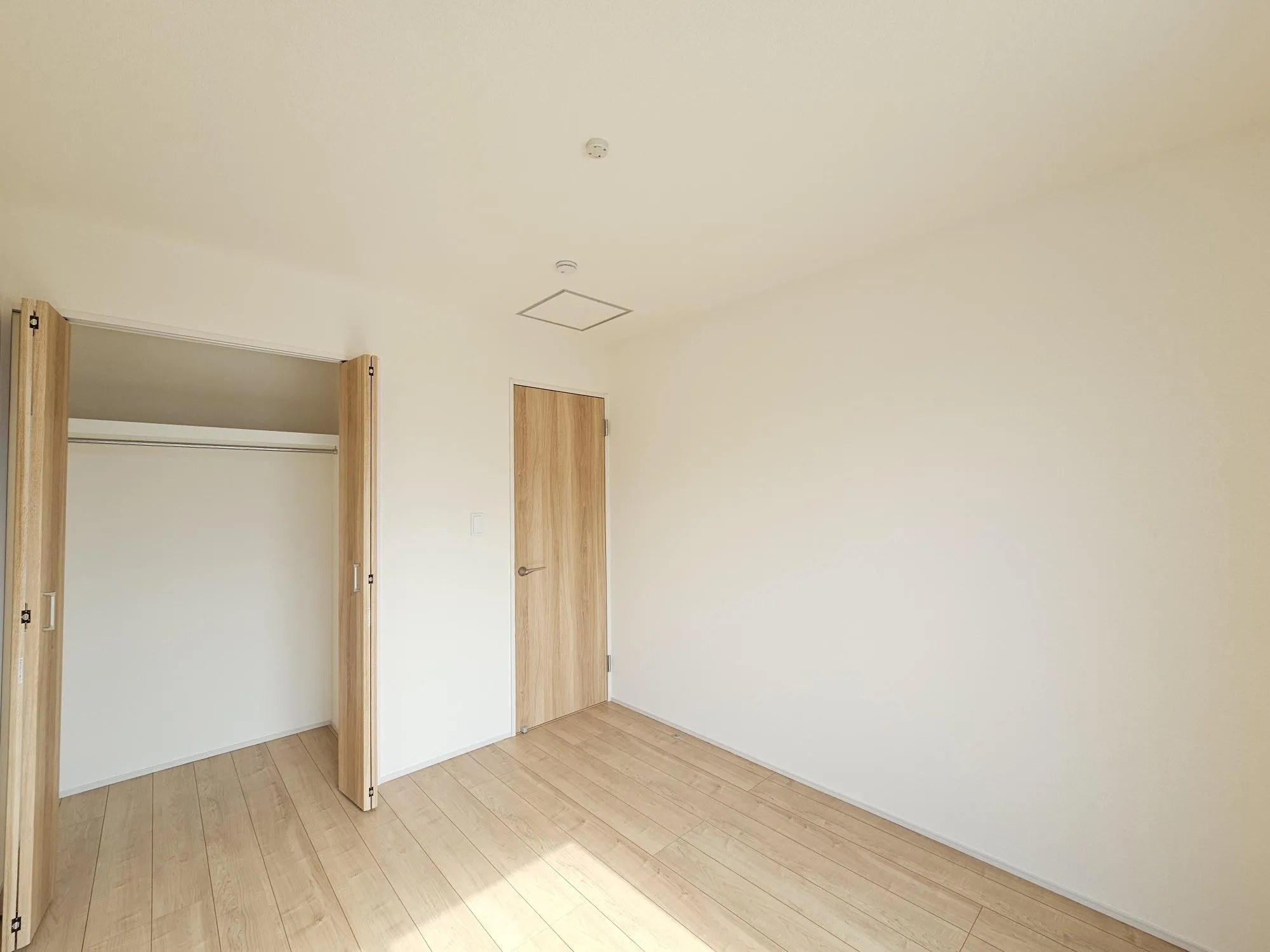 1号棟　洋室①(5.25帖)
全居室収納付きなのでとても便利な仕様です♪お洋服がたくさんのご家族も安心です。