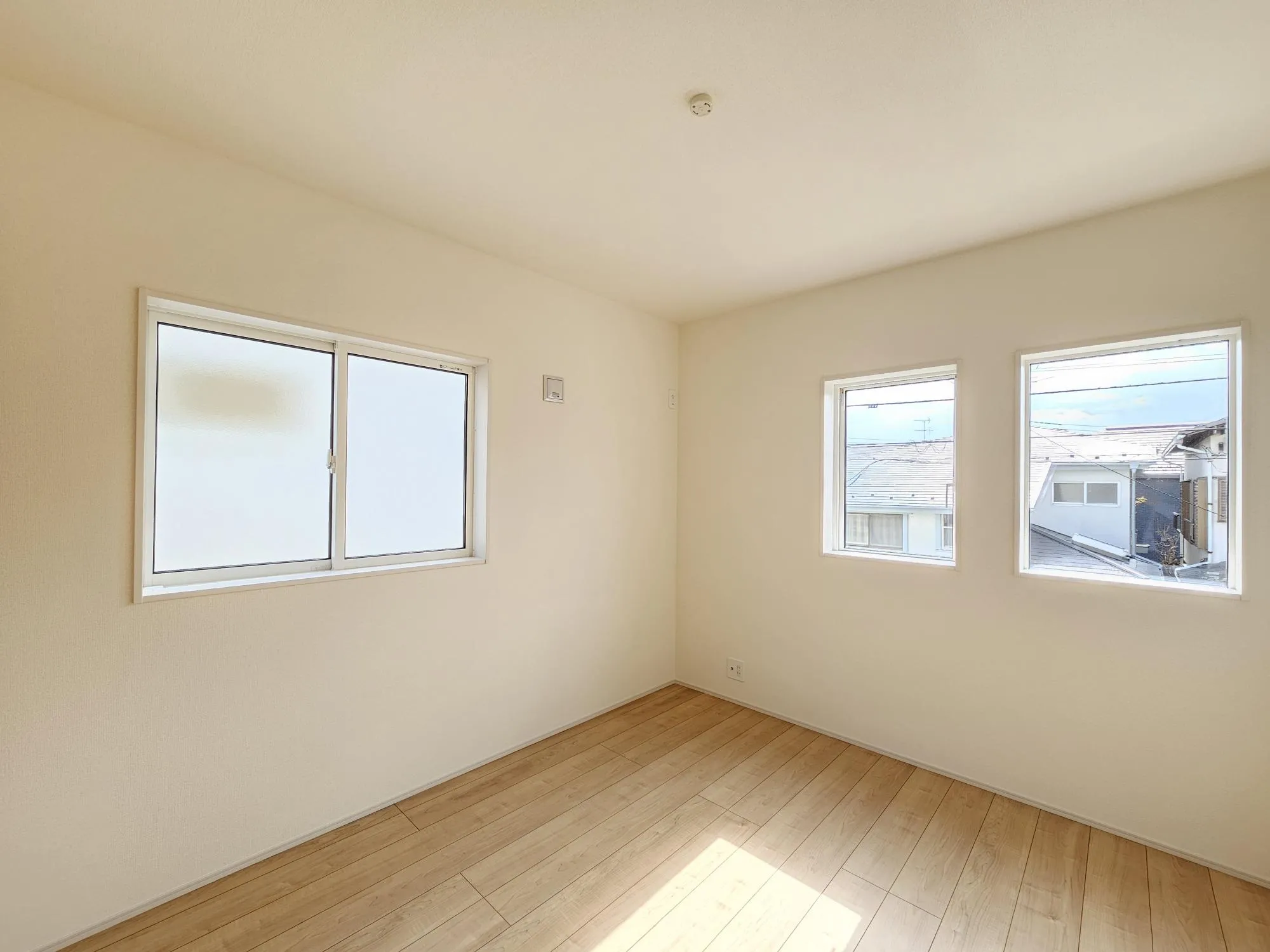 1号棟　洋室②(5.25帖)
2面採光を確保した明るい室内は穏やかな時間が流れます♪風通しも良く、大変居心地の良い空間となっております!爽やかな風を感じて起きる朝は、快適生活の始まりに!