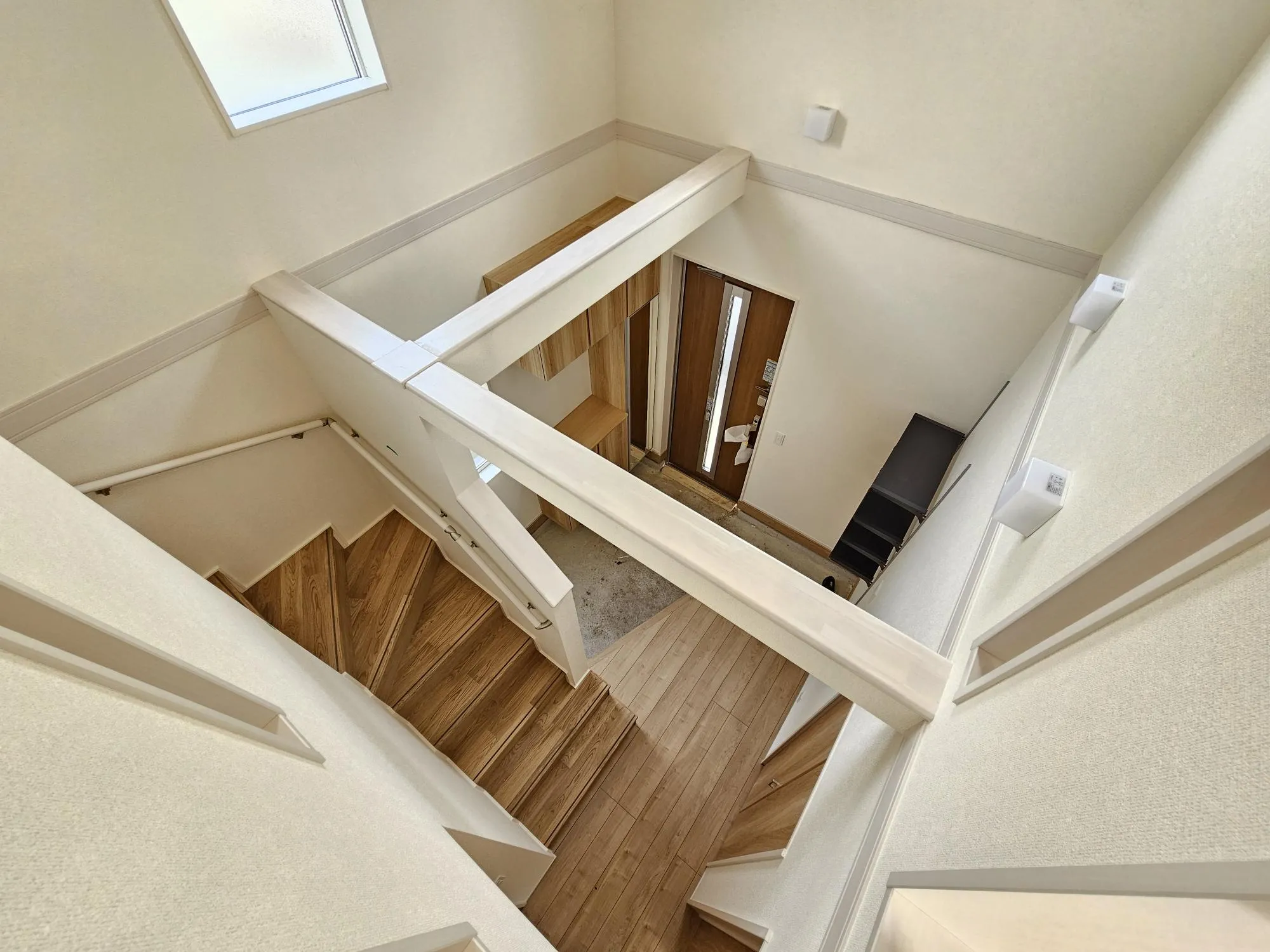 1号棟　吹き抜け
玄関には吹き抜けを採用。開放感のある玄関となっております。玄関は家の第一印象。開放感のある玄関は家全体を大きく見せてくれます。