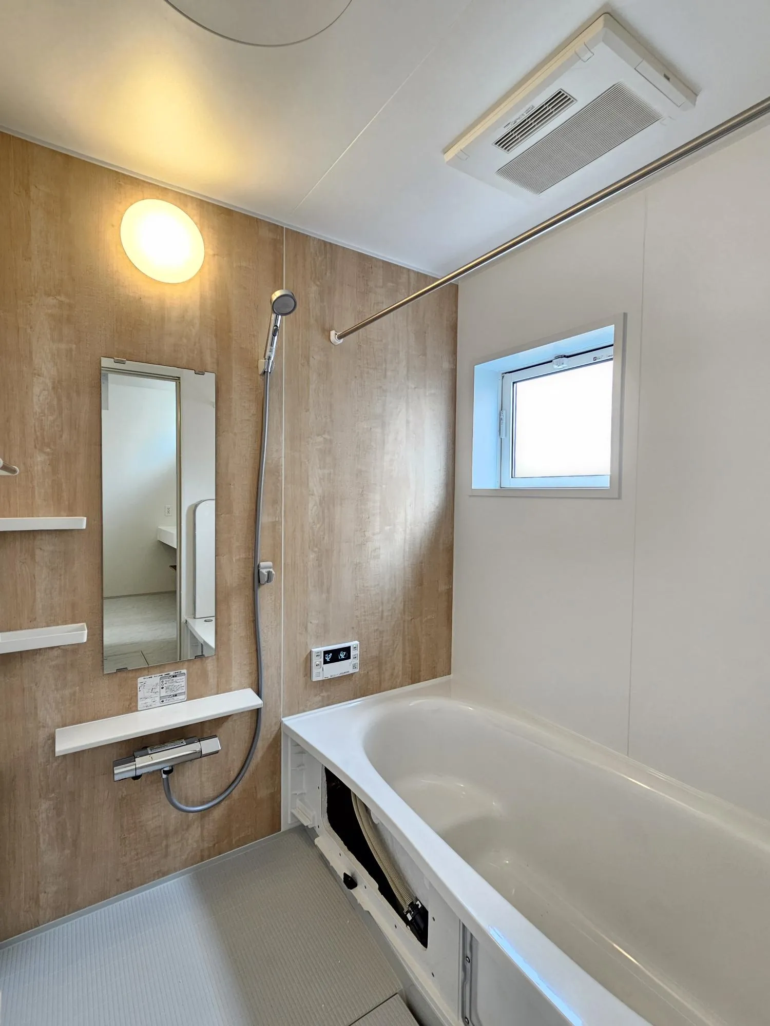 1号棟　浴室
浴室乾燥機・暖房のフル装備。ゆったりとした1坪タイプで足を伸ばしてご入浴頂けます