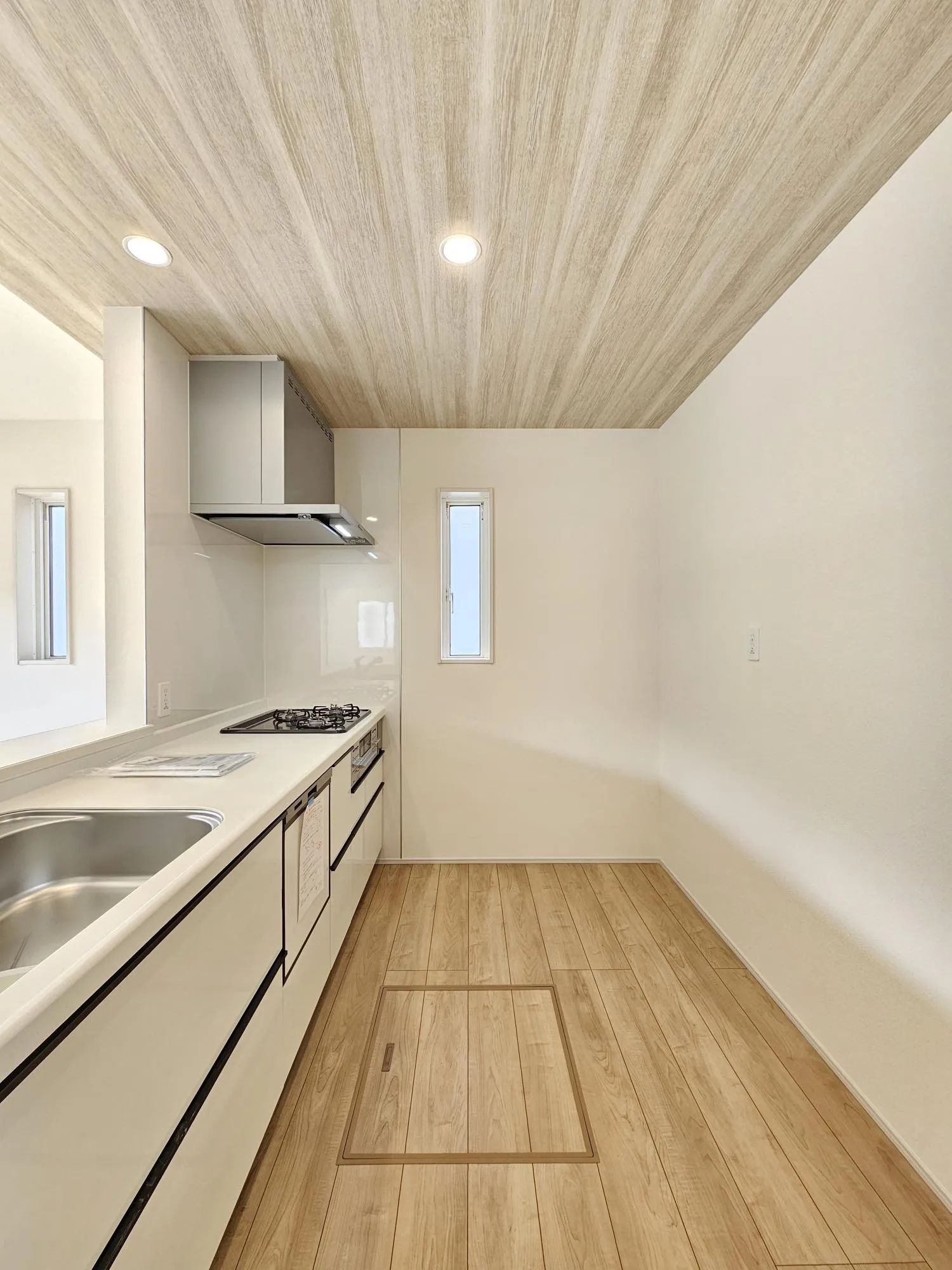 1号棟　キッチン
対面式のカウンターキッチンには食洗器を搭載。家族の様子を見ながら料理が楽しめます♪