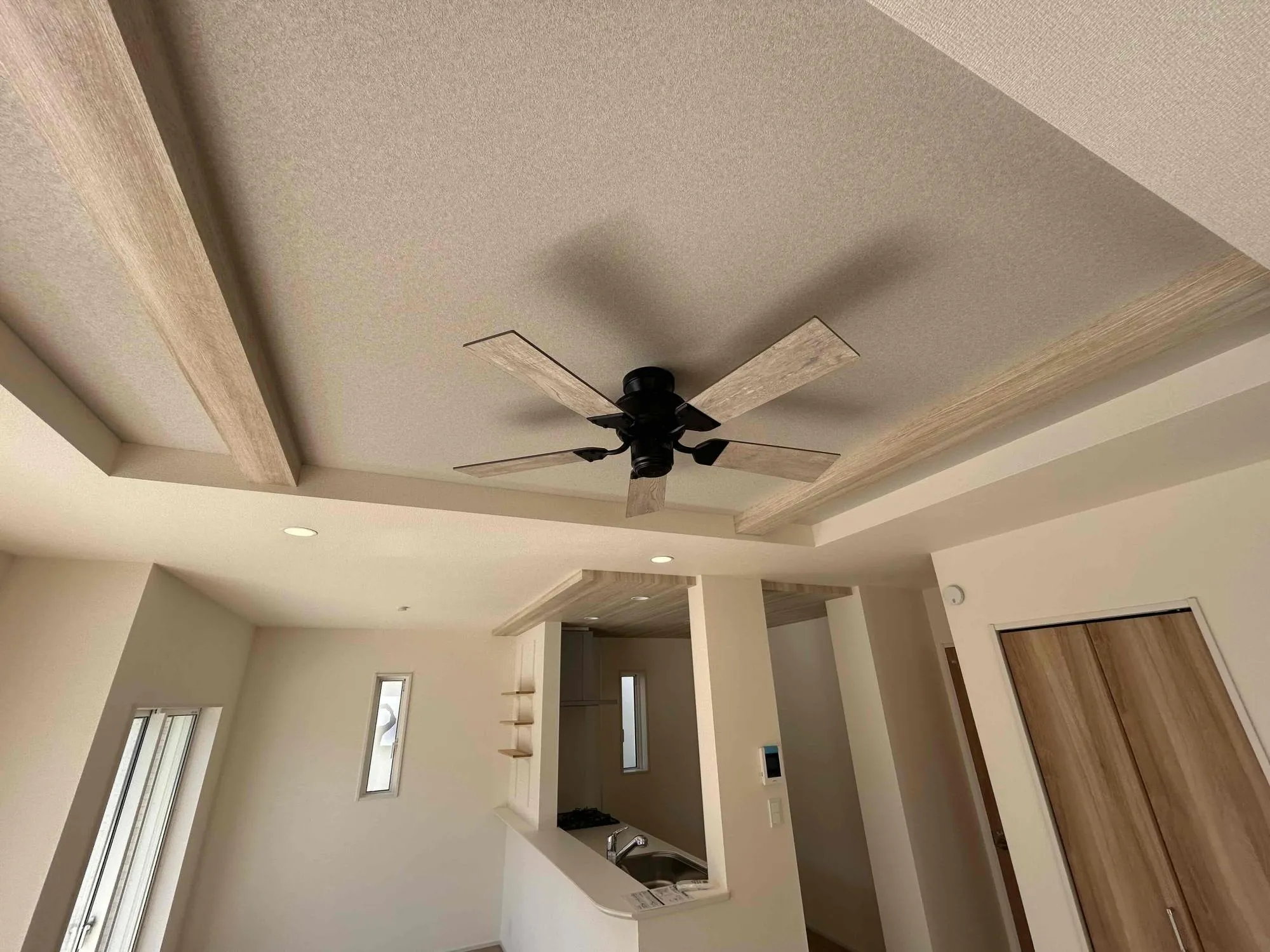 1号棟　シーリングファン
LDKの折り上げ天井にはおしゃれなシーリングファンを設置しております。
後付けでライトも取り付け可能です♪
