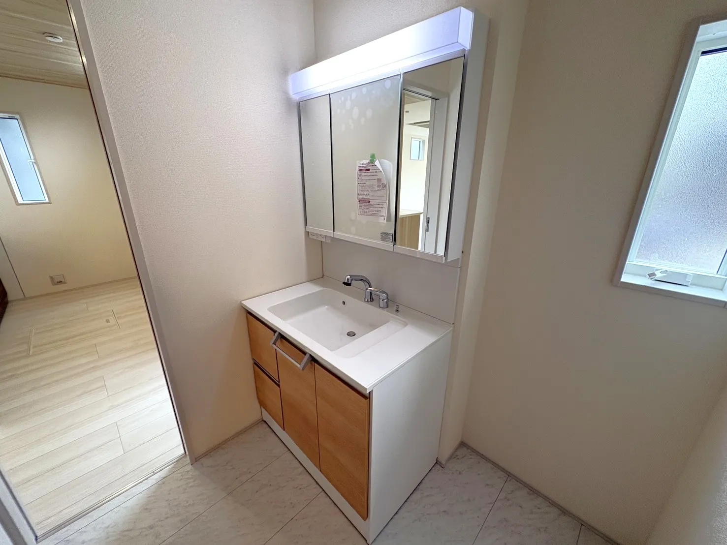 【脱衣所】大きな洗面化粧台付きです♪