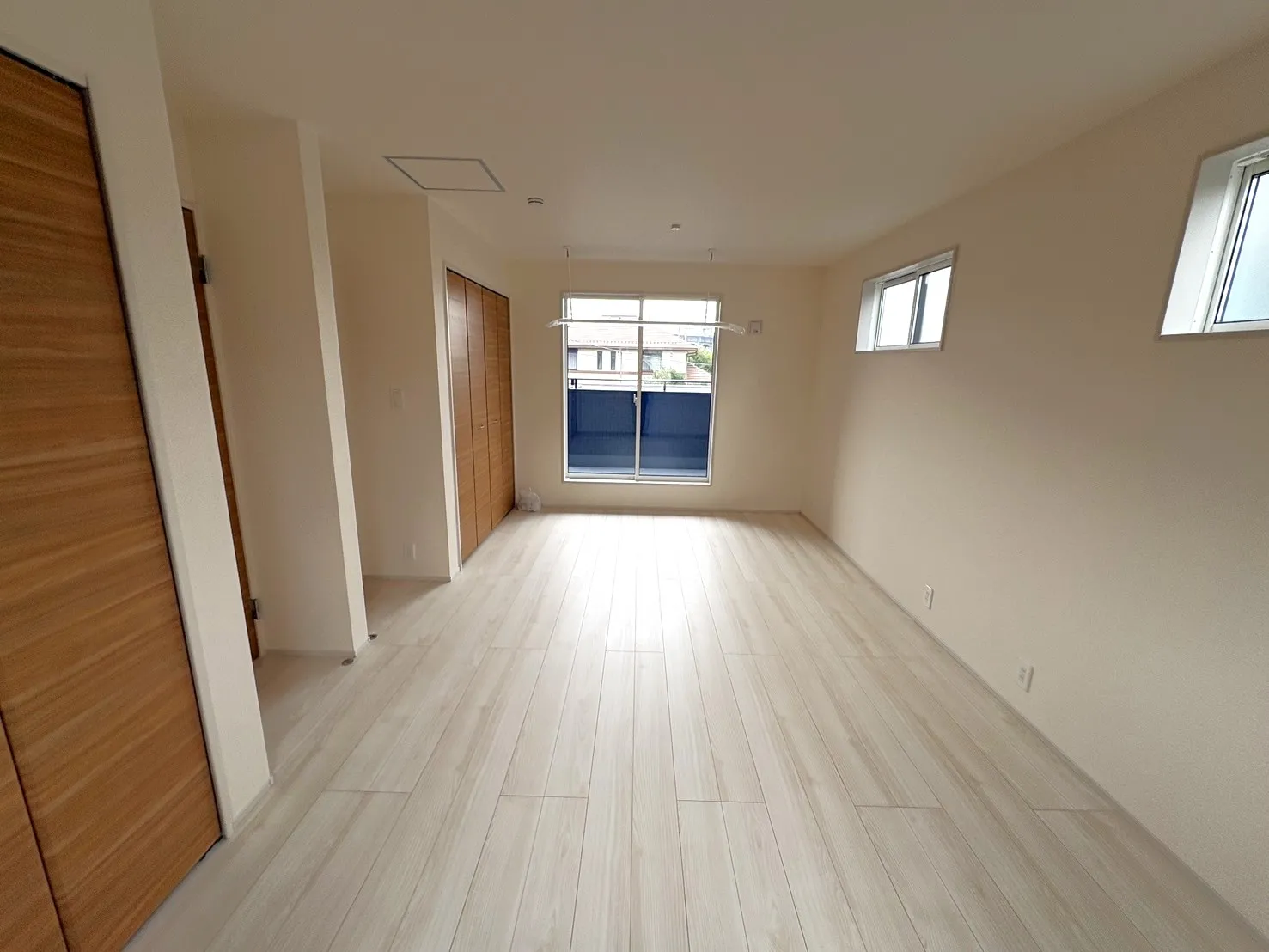 【主寝室】10帖以上の広いお部屋です♪