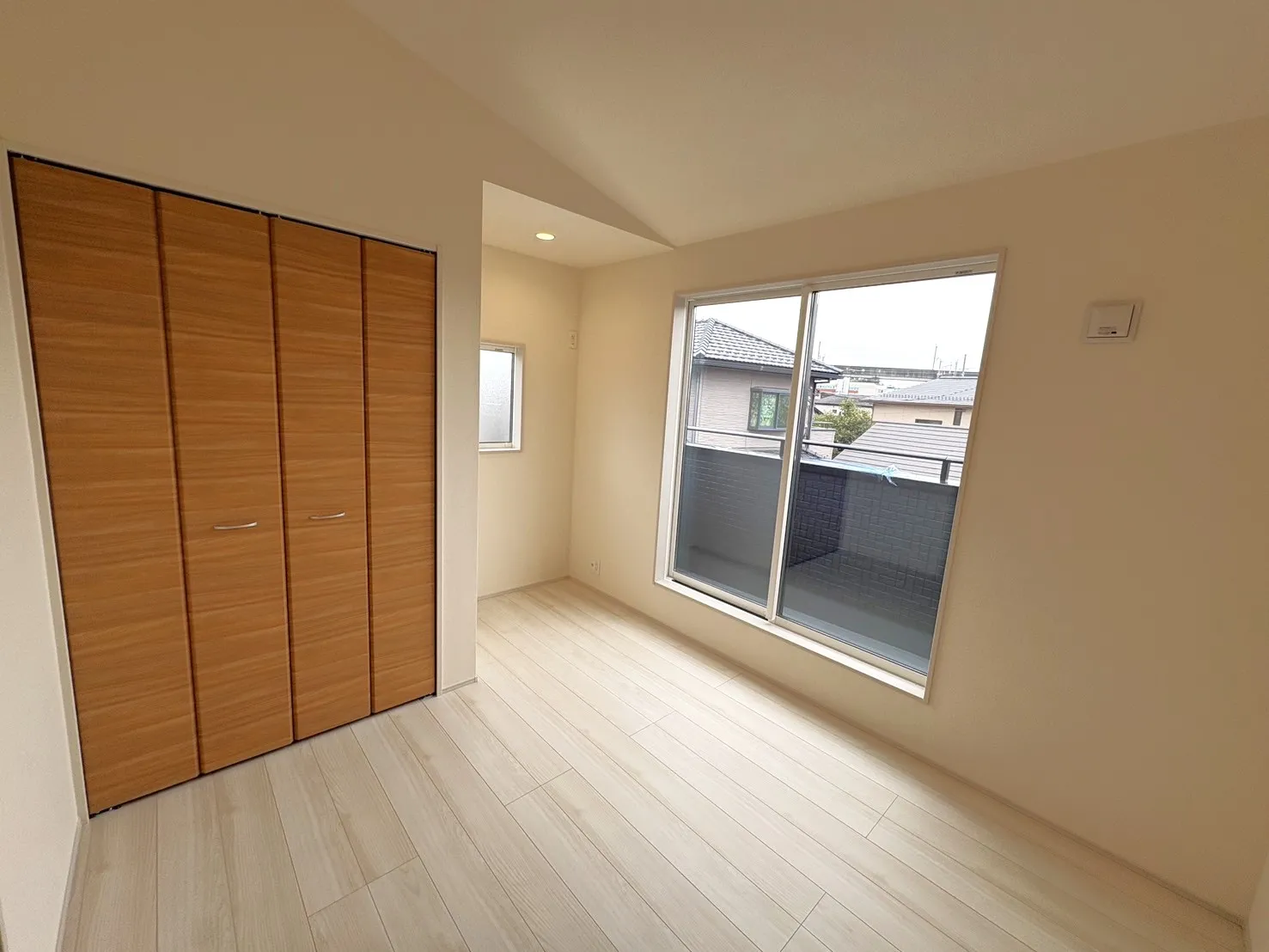 【勾配洋室】勾配天井が開放感を演出します♪