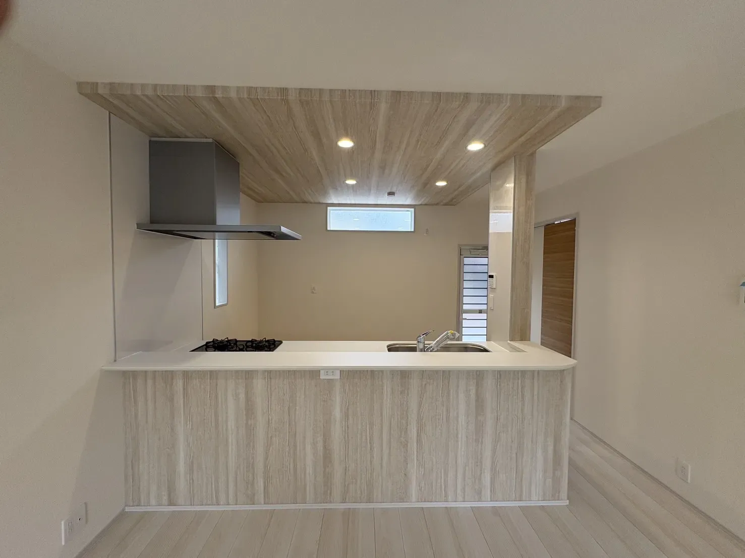 【キッチン前面】キッチンがオシャレにみえるアクセントクロス仕様