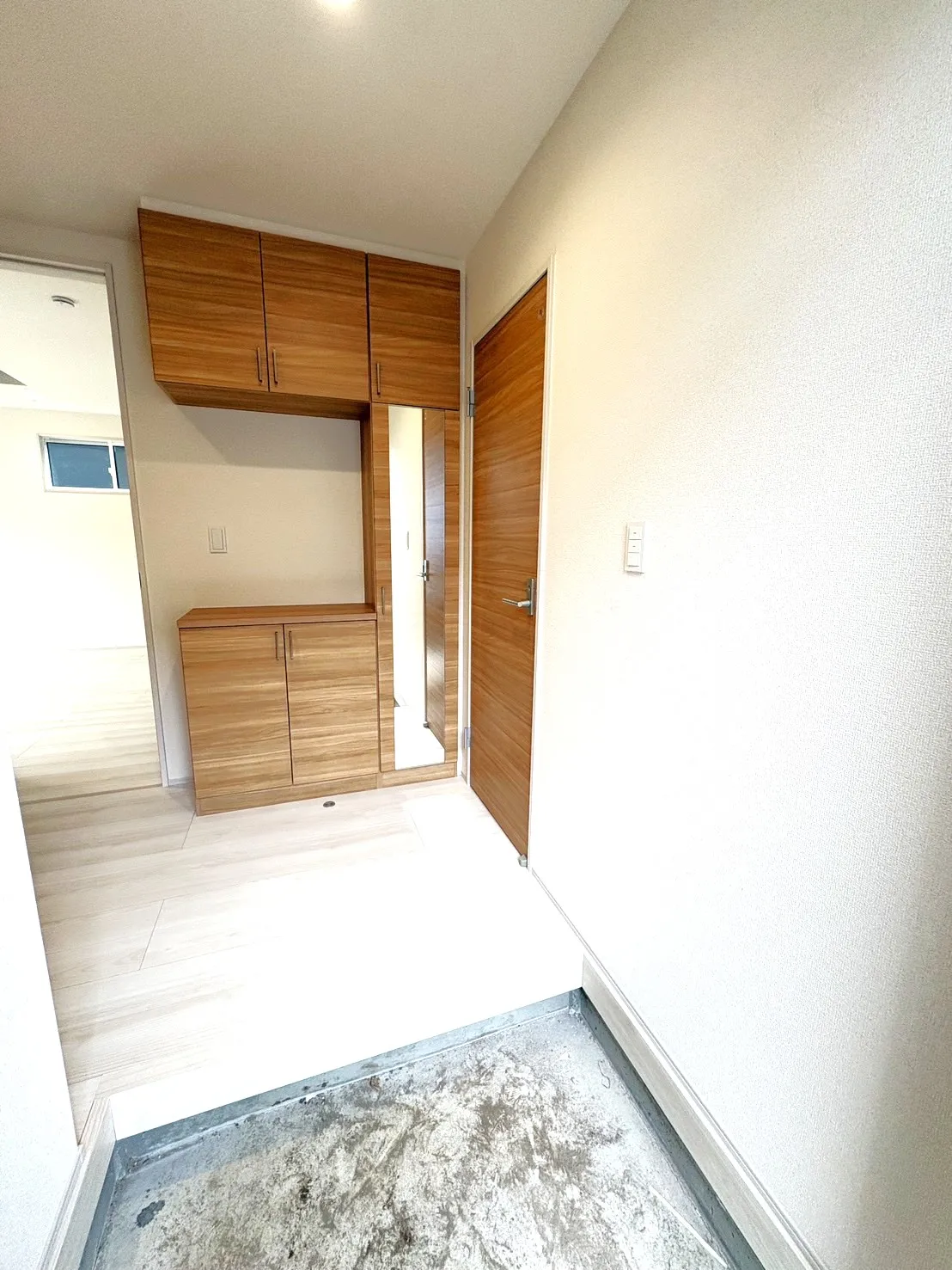 【玄関収納】大きな鏡付で、お出かけ前のチェックにも便利です♪