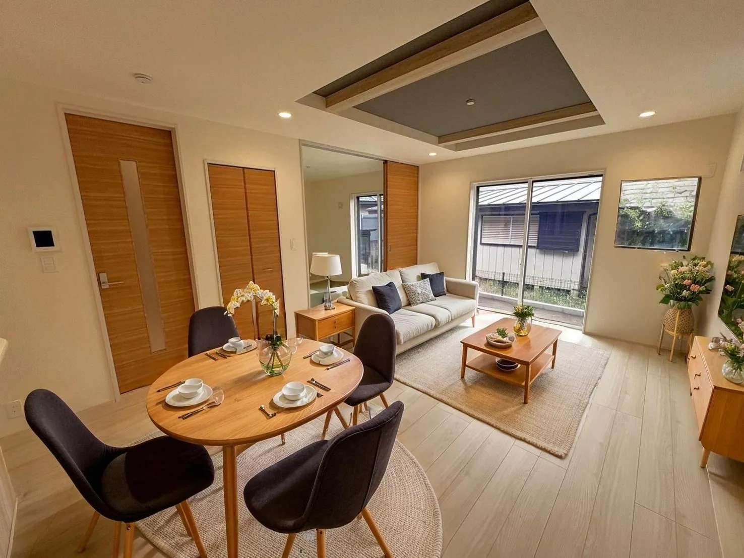 【リビング】ゆったりリビング!シャッター、折上天井と設備も充実です♪