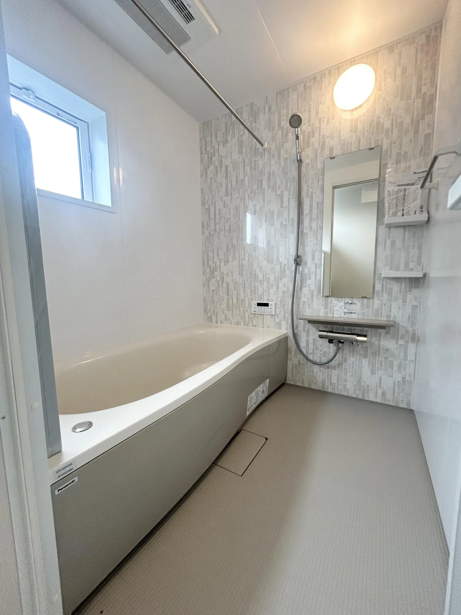 広々バスルーム。お子様とのふれあいの場所としても大切な空間。一日に疲れを癒す広々バスルームです。浴室乾燥機付きなので雨の日の洗濯はもちろん、換気が常にできてカビ防止に大活躍♪