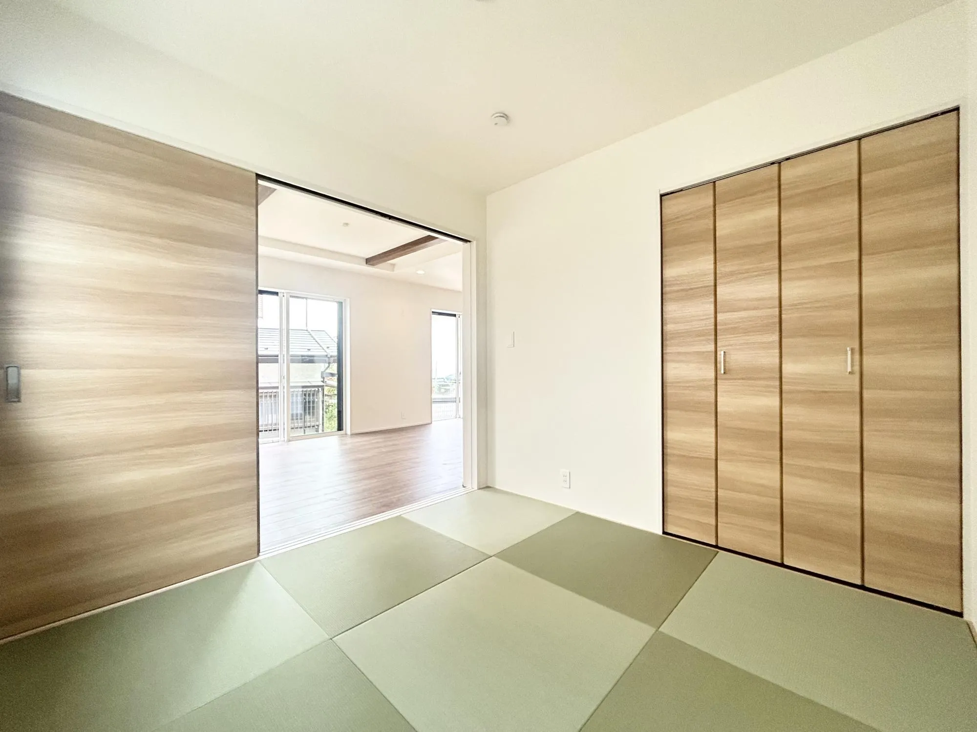 畳に座ったり、ごろんと寝転がった時の安堵感は独特のものです。やさしい手触りや素朴なぬくもりが安らぎを与えてくれます。