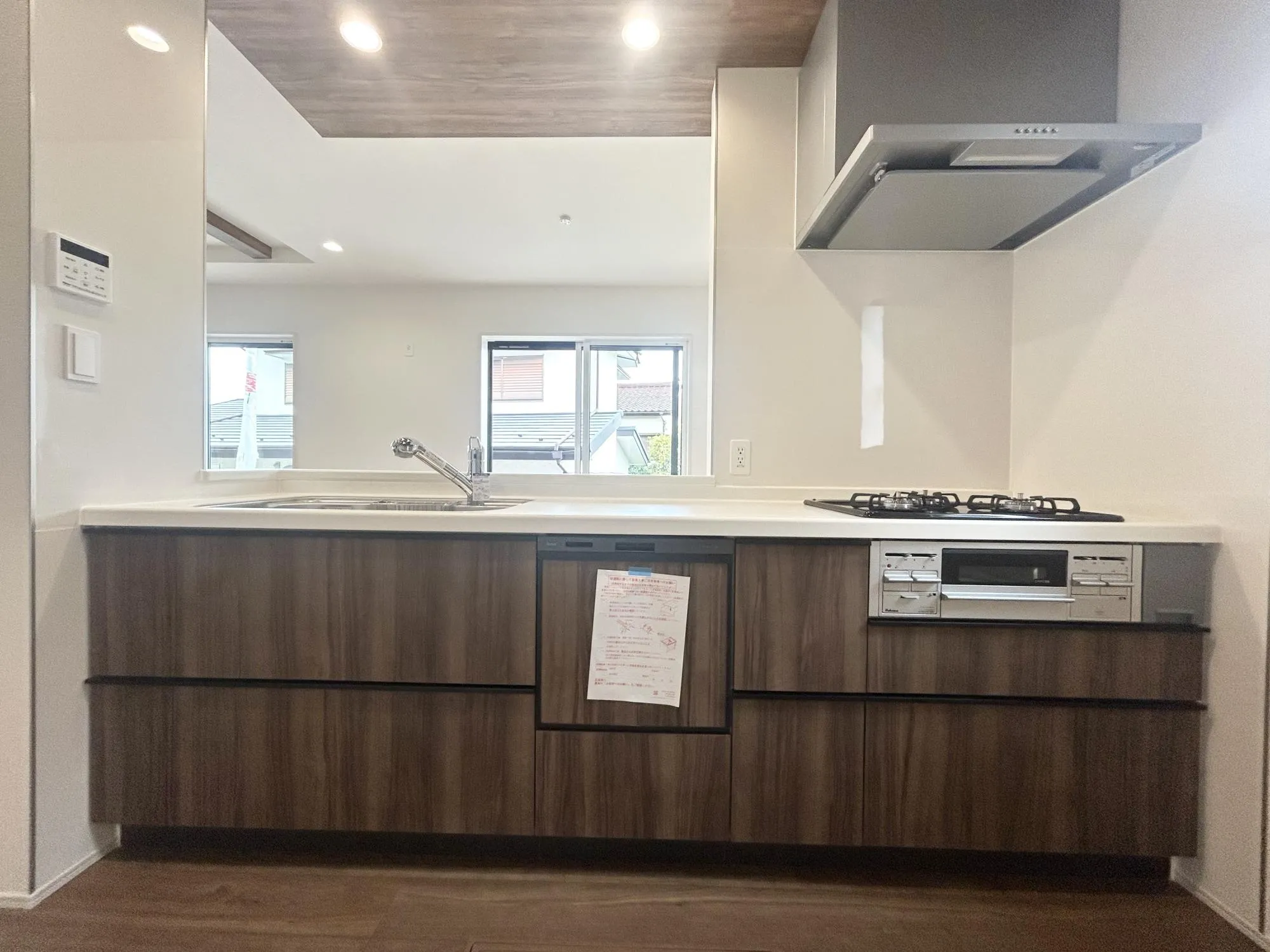 キッチンからリビング全体を見渡せ、そして、家族全員と会話ができる人気の高いオープンキッチン。大型の食器棚も設置できる広々としたキッチンスペースも魅力です♪