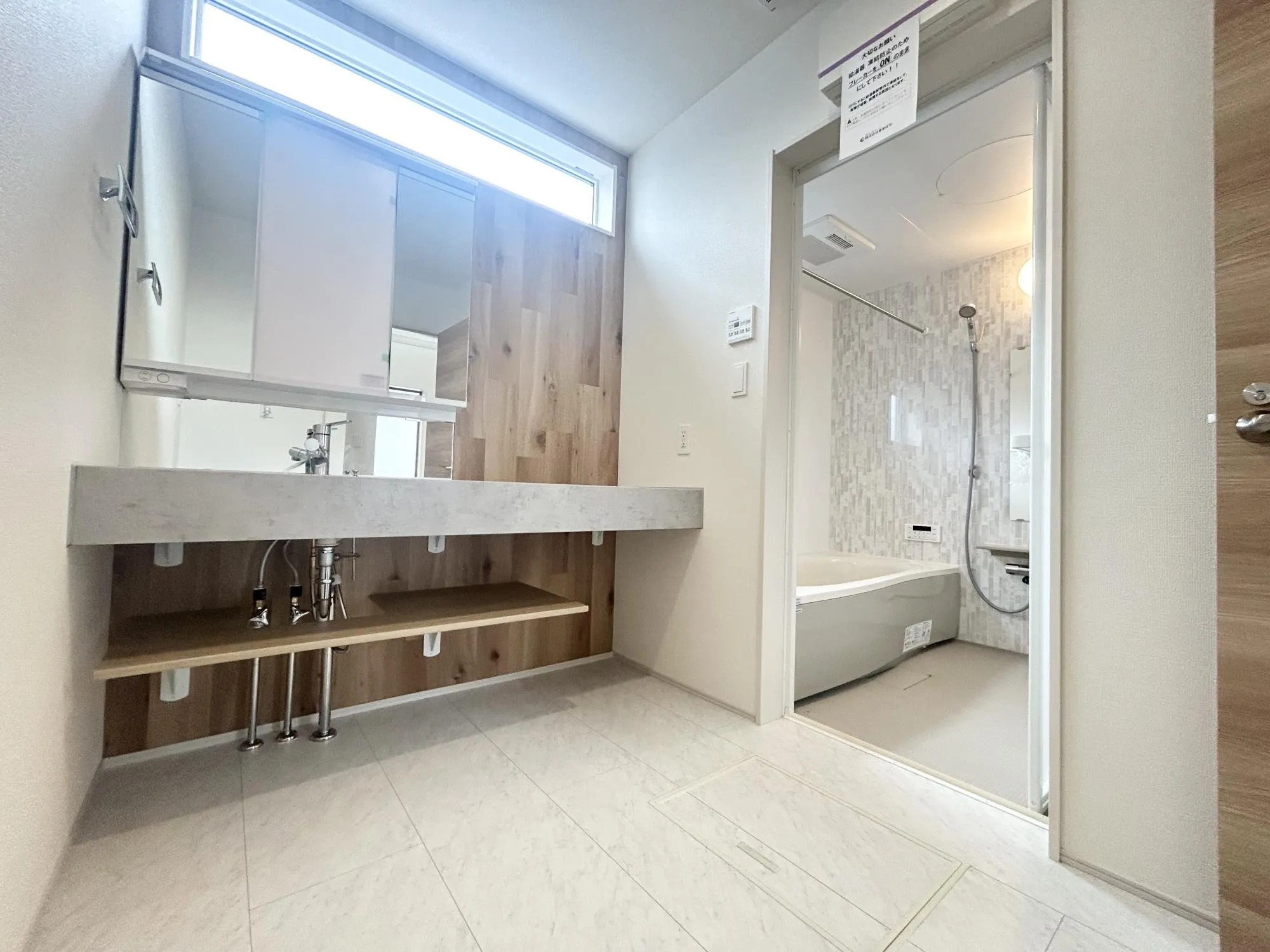 ワイドな洗面化粧台は朝のメイクやヘアセットなどの身支度もストレスなくこなせます。サニタリー収納もあるので、タオルなども綺麗に収納できて見た目もスッキリ♪